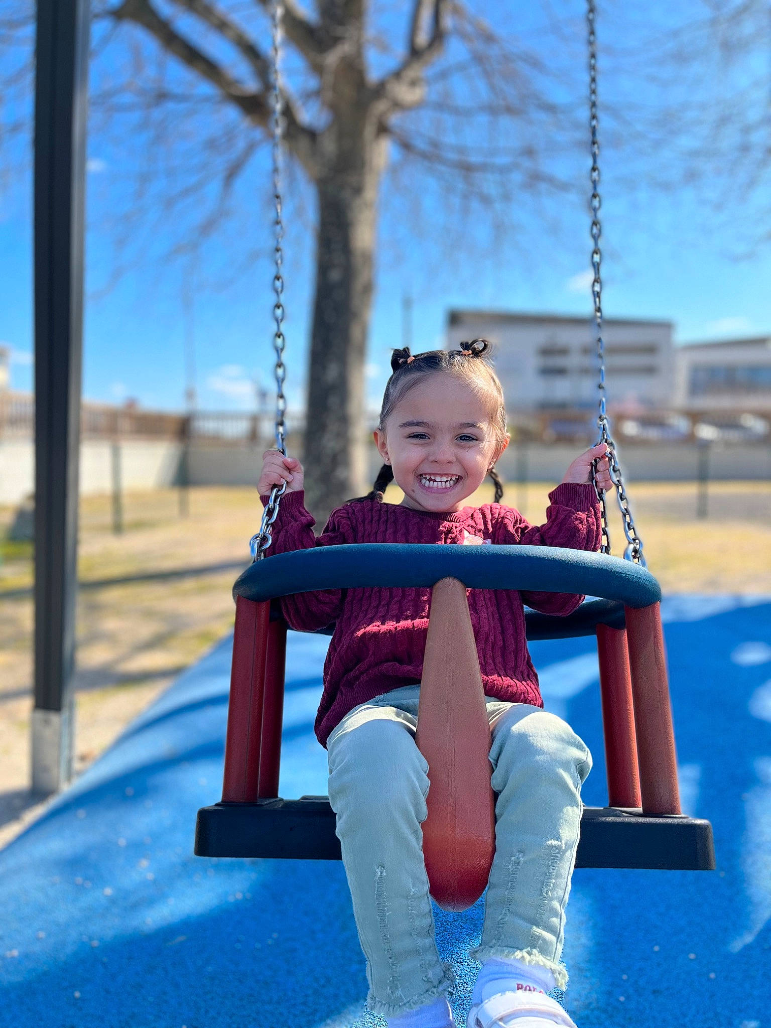 Catalina a rejoint le concours — aidez-le/la à gagner de superbes lots ! azure, blue, chute, city, electric_blue, fun, grass, happy, joy, leisure, outdoor_play_equipment, person, photograph, pink, playground, public_space, recreation, sky, smile, swing