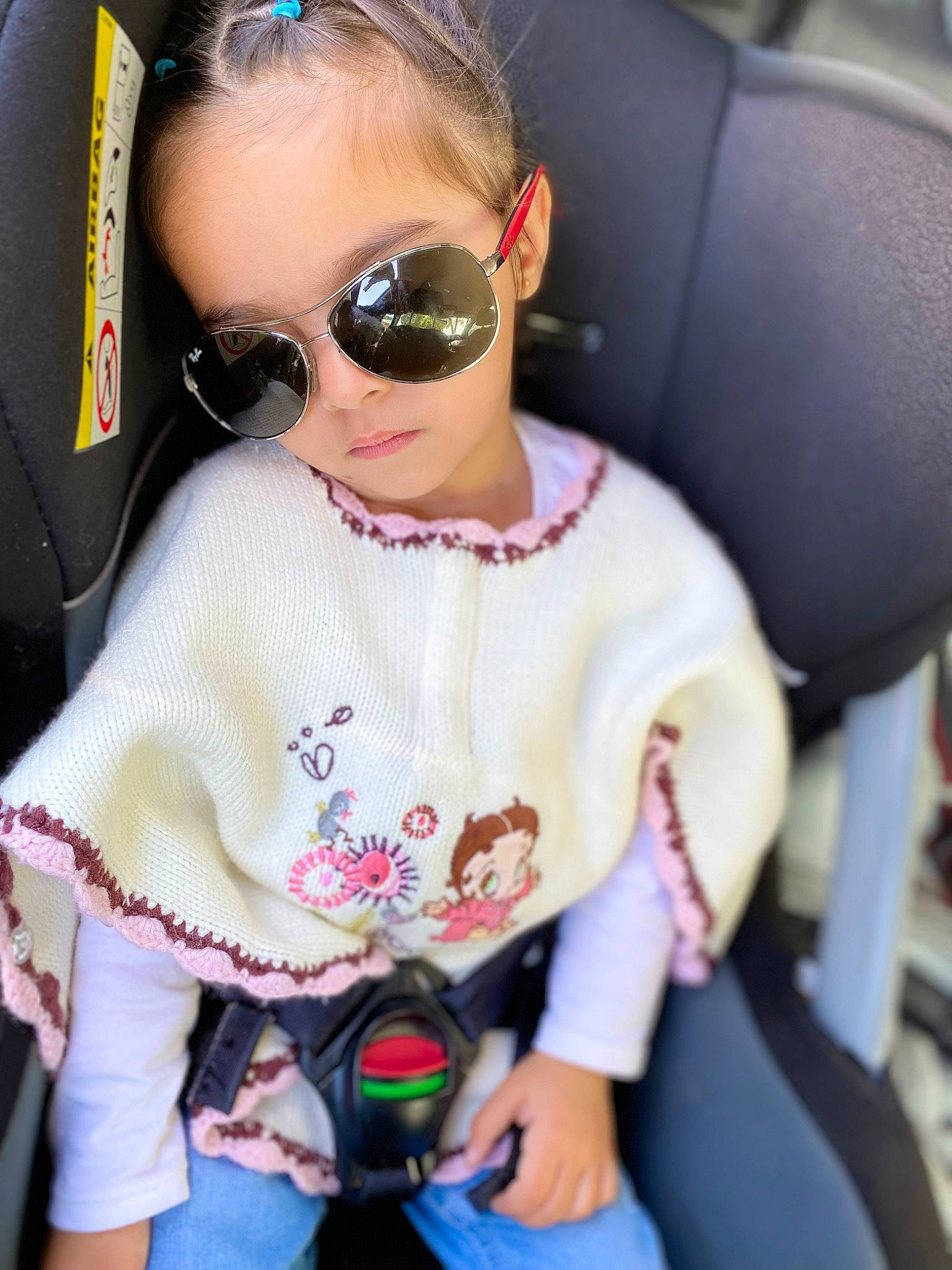 Catalina a rejoint le concours — aidez-le/la à gagner de superbes lots ! auto_part, baby_toddler_clothing, car_seat, child, cool, eyewear, facial_expression, fun, glasses, goggles, head, lip, person, personal_protective_equipment, skin, sleeve, sunglasses, thigh, toddler, vision_care