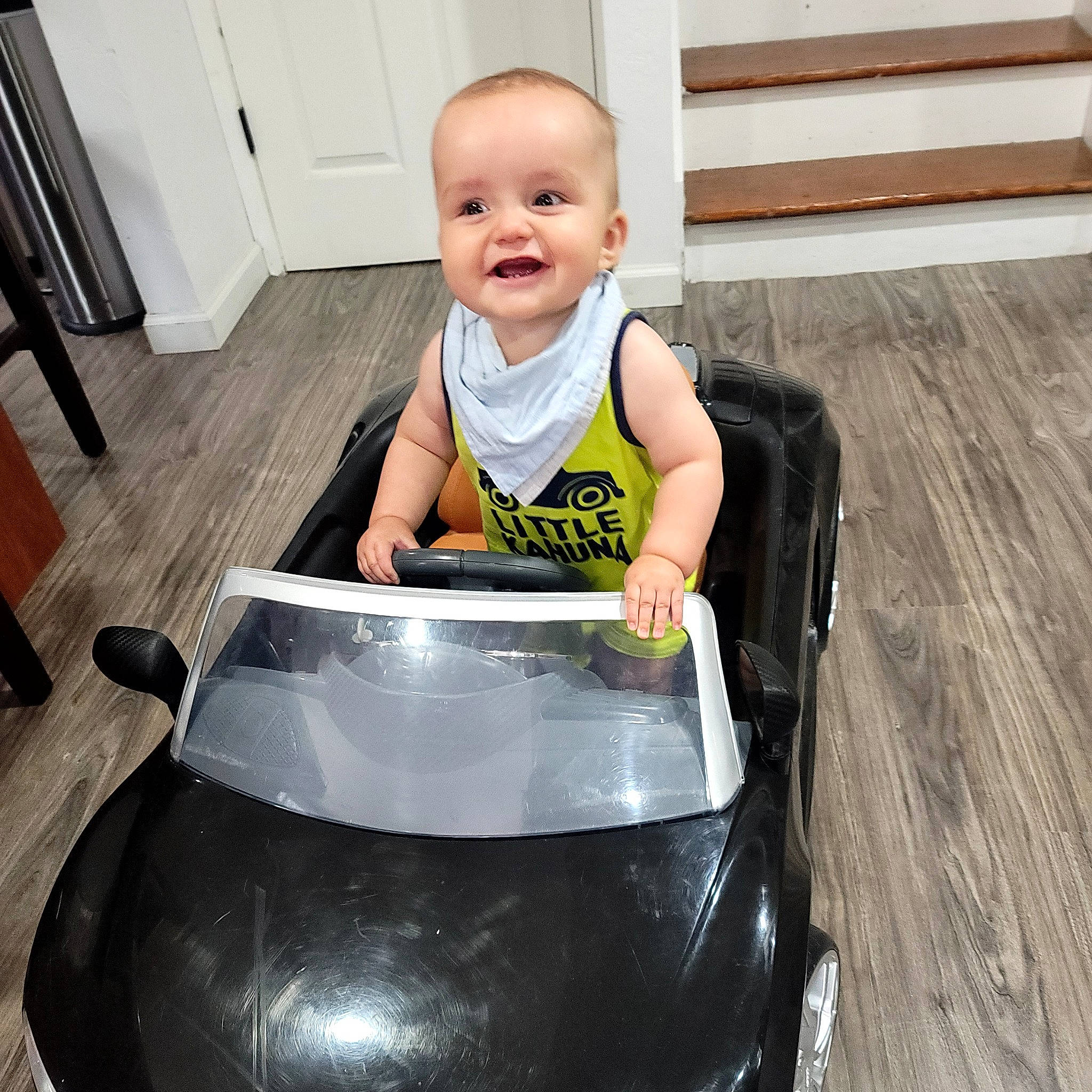 Iker is registered to the contest to win money with this photo: automotive_design, automotive_exterior, automotive_lighting, automotive_tire, baby, baby_toddler_clothing, bumper, fender, floor, flooring, happy, hood, joy, motor_vehicle, person, sleeve, smile, t_shirt, toddler, trunk