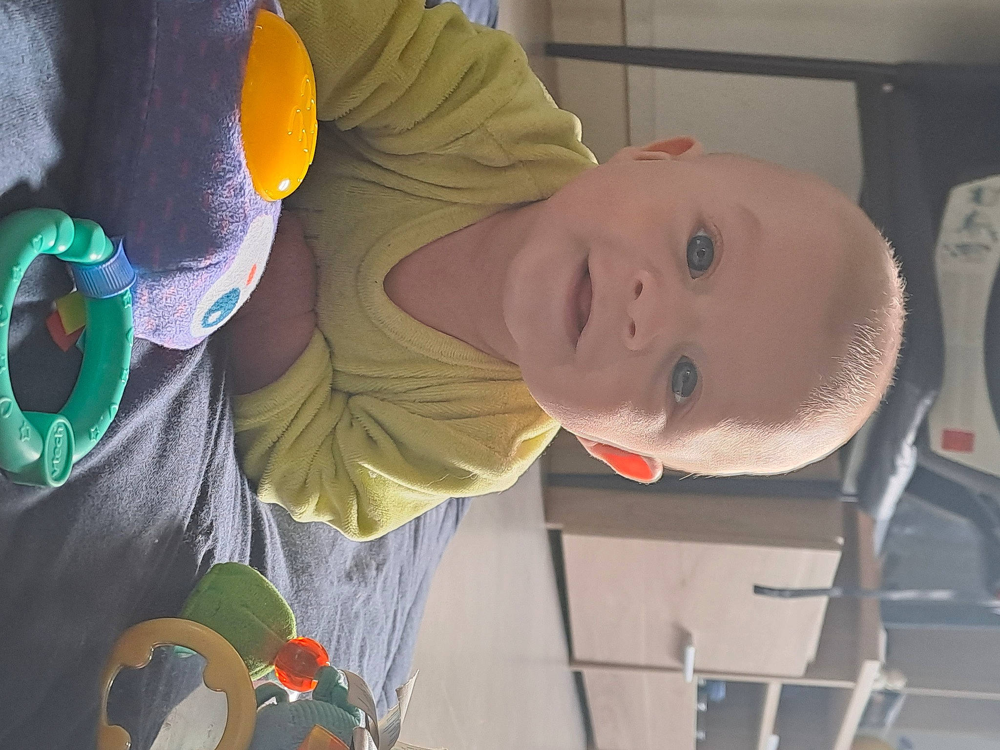 Adrien participe au concours pour gagner de l'argent avec cette photo : baby, baby_products, baby_toys, child, fun, happy, hat, headgear, mouth, nose, person, plush, room, smile, stuffed_toy, toddler, toy