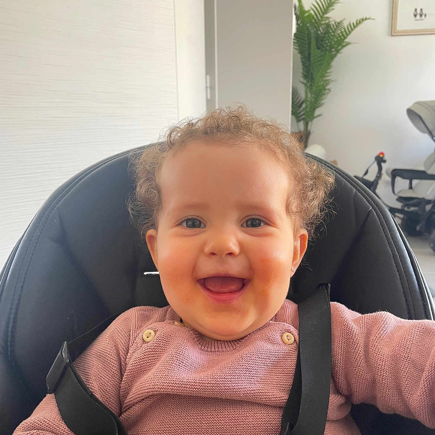 Alba a rejoint le concours — aidez-le/la à gagner de superbes lots ! accessories, baby, babylaughing, chair, face, furniture, happy, head, laughing, person, photography, plant, portrait, smile, strap