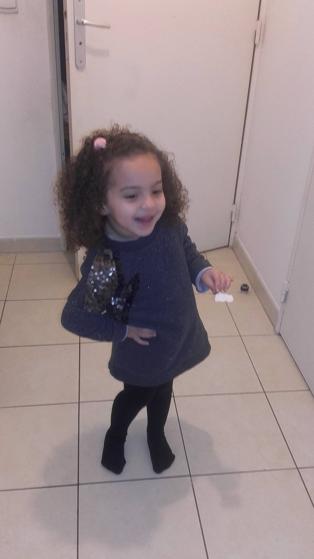 Imane participe au concours pour gagner de l'argent avec cette photo : black, child, day, dress, girl, human_positions, image, joy, sitting, toddler