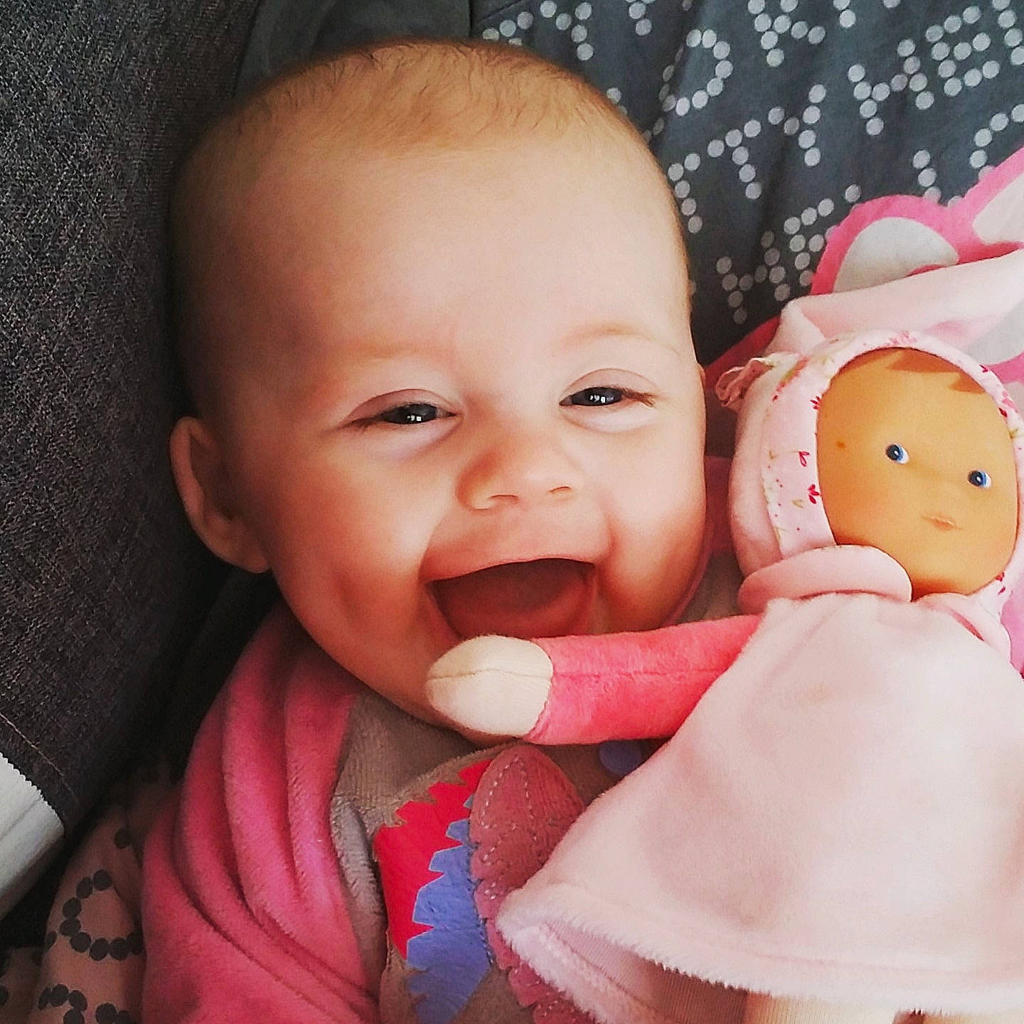 Chloe a rejoint le concours — aidez-le/la à gagner de superbes lots ! cheek, child, eye, finger, girl, hand, happiness, head, infant, iris, laughter, lip, mouth, nose, person, pink, product, skin, smile, toddler