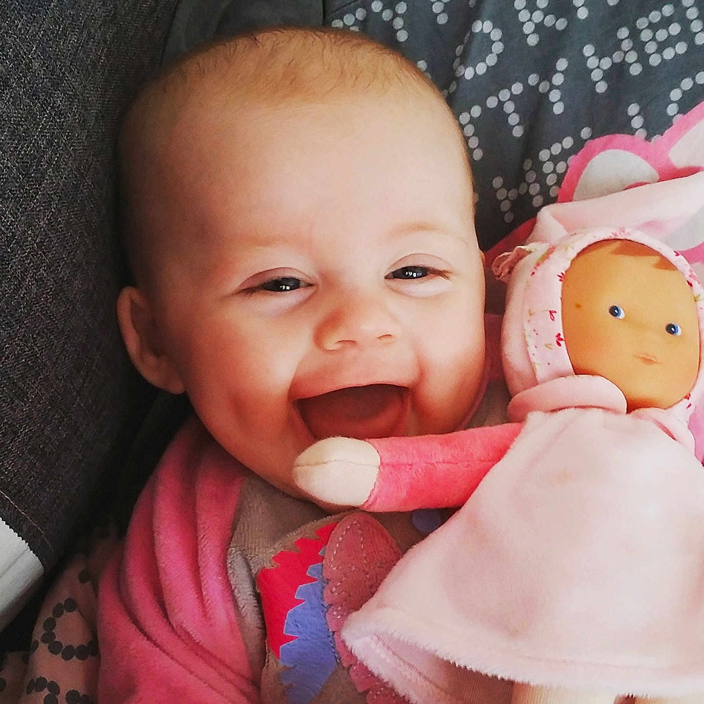 Chloe a rejoint le concours — aidez-le/la à gagner de superbes lots ! cheek, child, eye, finger, girl, hand, happiness, head, infant, iris, laughter, lip, mouth, nose, person, pink, product, skin, smile, toddler