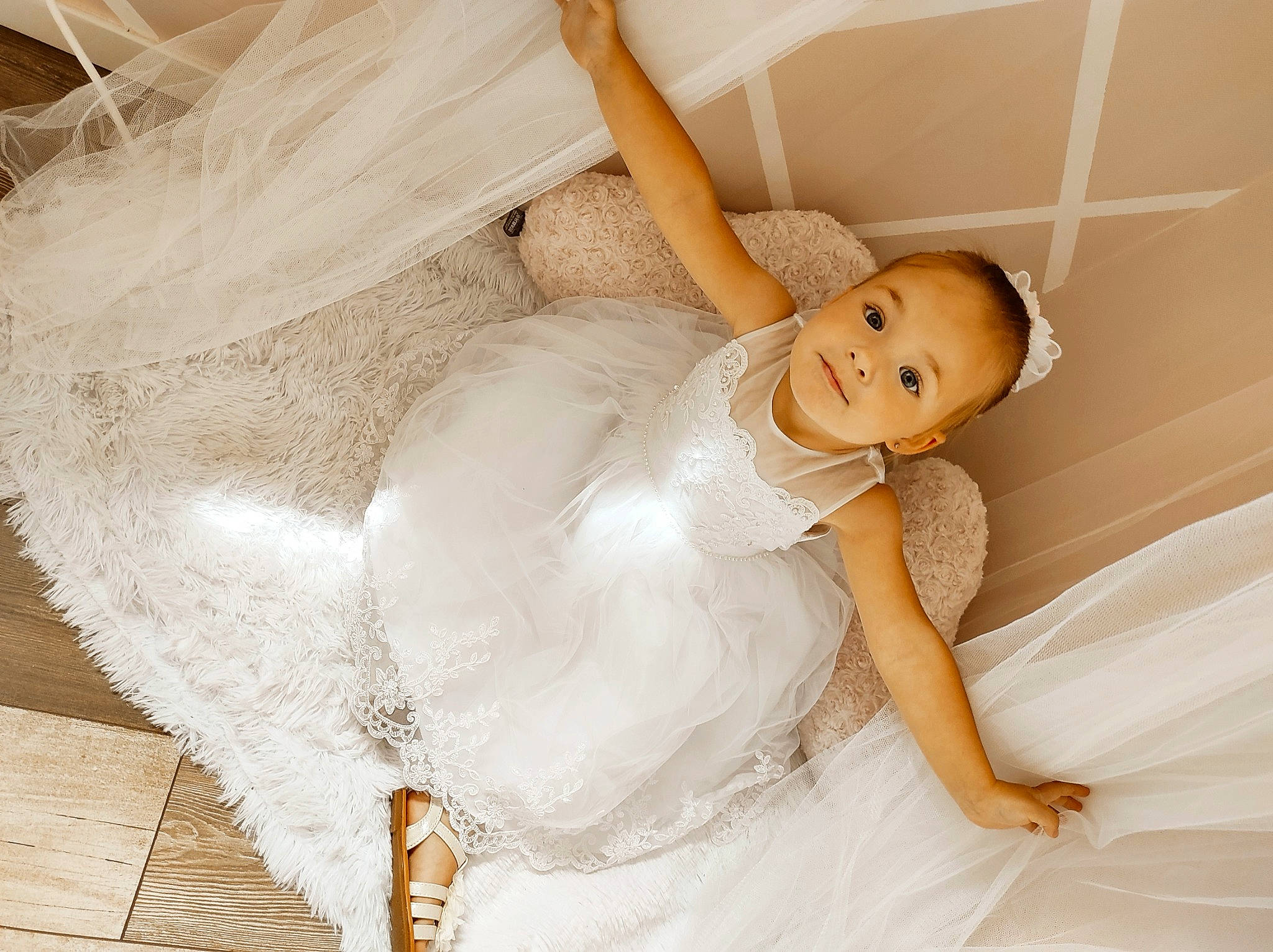 Elyana a rejoint le concours — aidez-le/la à gagner de superbes lots ! arm, bed, bridal_clothing, bridal_party_dress, bridal_veil, comfort, dress, eye, flash_photography, gown, hairstyle, hand, happy, human_body, joint, person, shoulder, skin, textile, toy