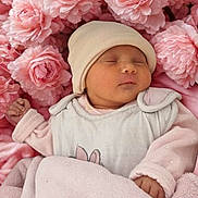 Emma a rejoint le concours — aidez-le/la à gagner de superbes lots ! baby, newborn, sleeping, hat, blanket, pink, flowers, soft, cute, infant, peaceful, cozy, wrapped, resting, child, portrait, closeup, warm, delicate, adorable