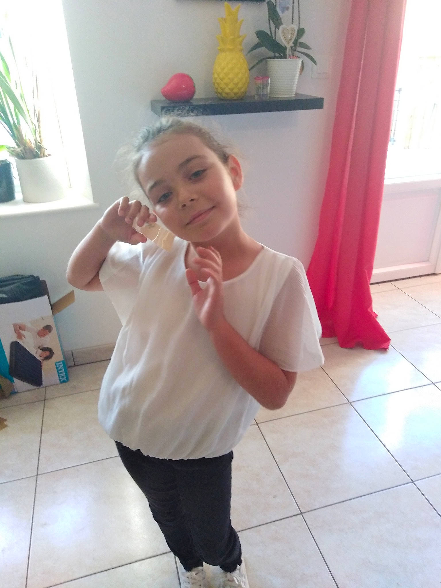 Margot a rejoint le concours — aidez-le/la à gagner de superbes lots ! abdomen, arm, child, ear, finger, forehead, joint, leg, leisure, neck, nose, person, pink, room, shoulder, skin, standing, toddler, vacation