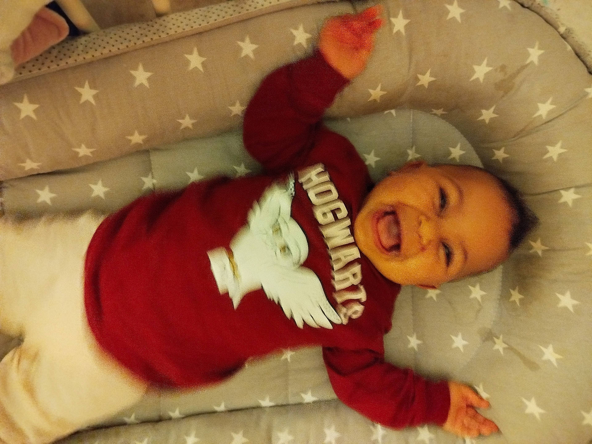 Noémie a rejoint le concours — aidez-le/la à gagner de superbes lots ! baby, bed, bodypart, clothing, couch, cradle, crib, cushion, face, finger, furniture, hand, head, homedecor, infantbed, knitwear, person, photography, portrait, sweater