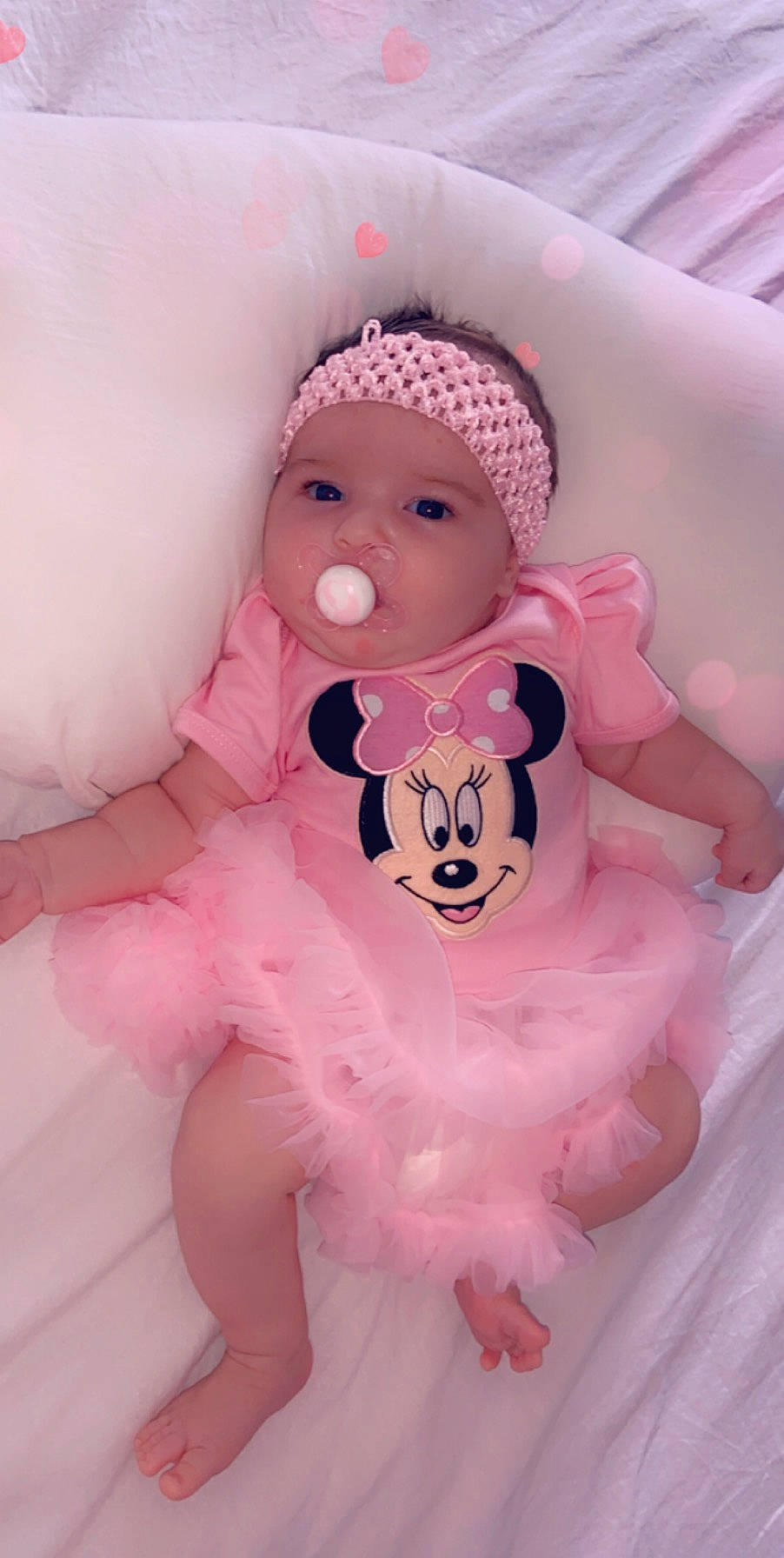 Giuliana a rejoint le concours — aidez-le/la à gagner de superbes lots ! baby, baby_toddler_clothing, ballet_tutu, cap, child, costume, hair_accessory, headgear, headwear, person, pink, stuffed_toy, teddy_bear, toddler, toy