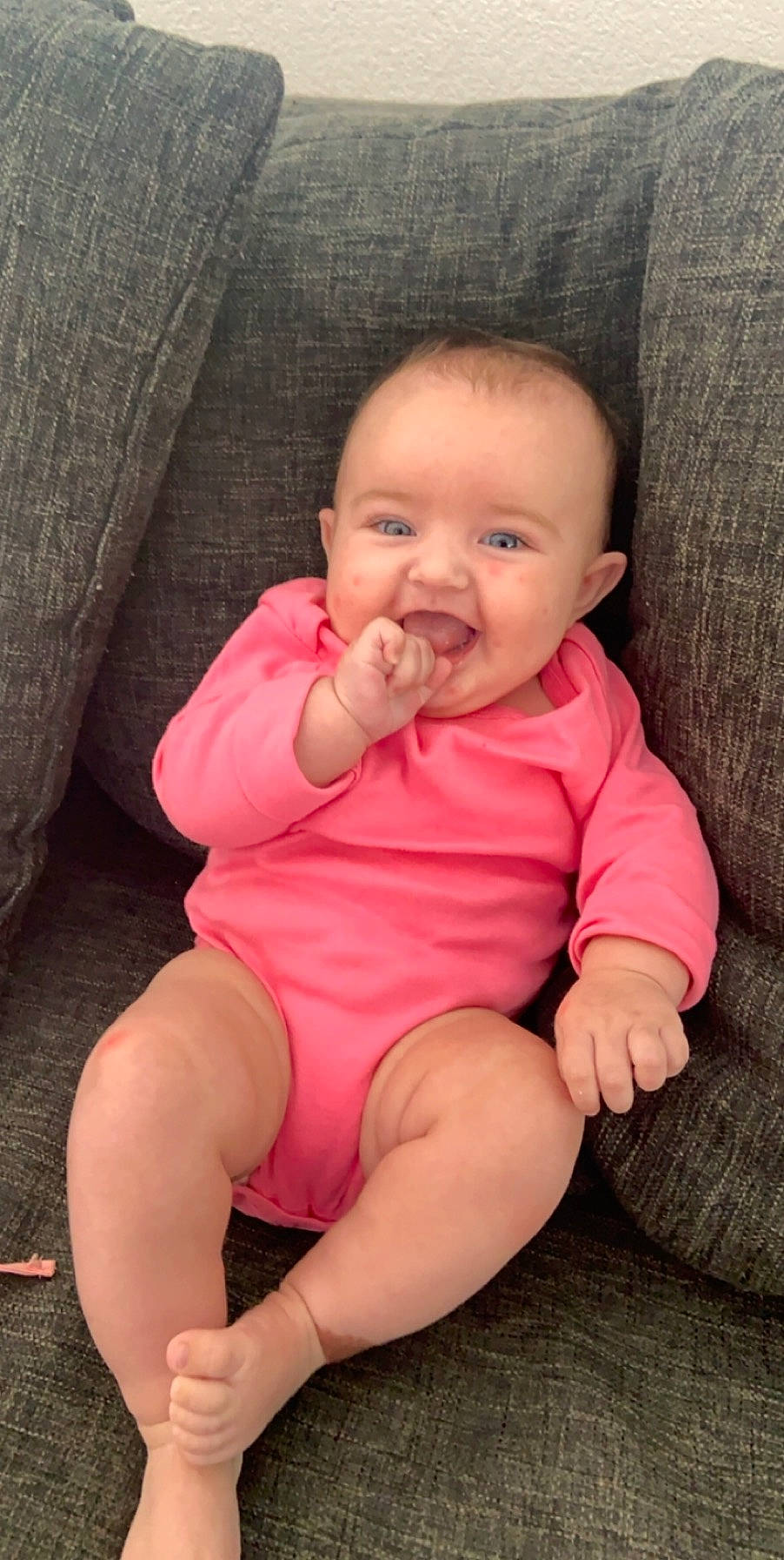 Giuliana participe au concours pour gagner de l'argent avec cette photo : baby, cheek, child, finger, leg, lip, mouth, nose, person, pink, sitting, skin, toddler