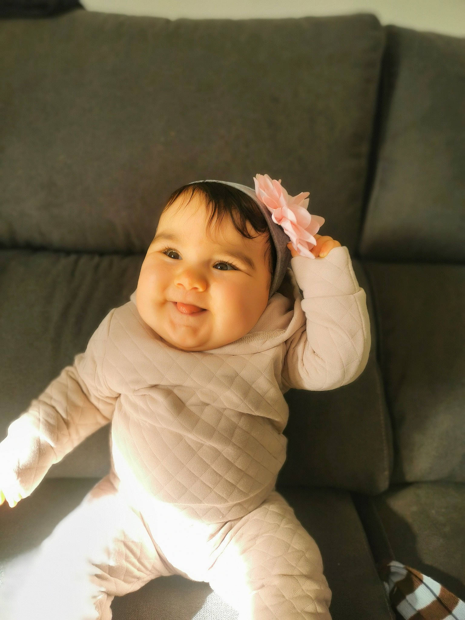 Lyssiana a rejoint le concours — aidez-le/la à gagner de superbes lots ! baby, baby_toddler_clothing, cheek, child, chin, comfort, couch, eye, finger, flash_photography, furniture, gesture, hair, happy, headwear, joy, nose, person, skin, sleeve