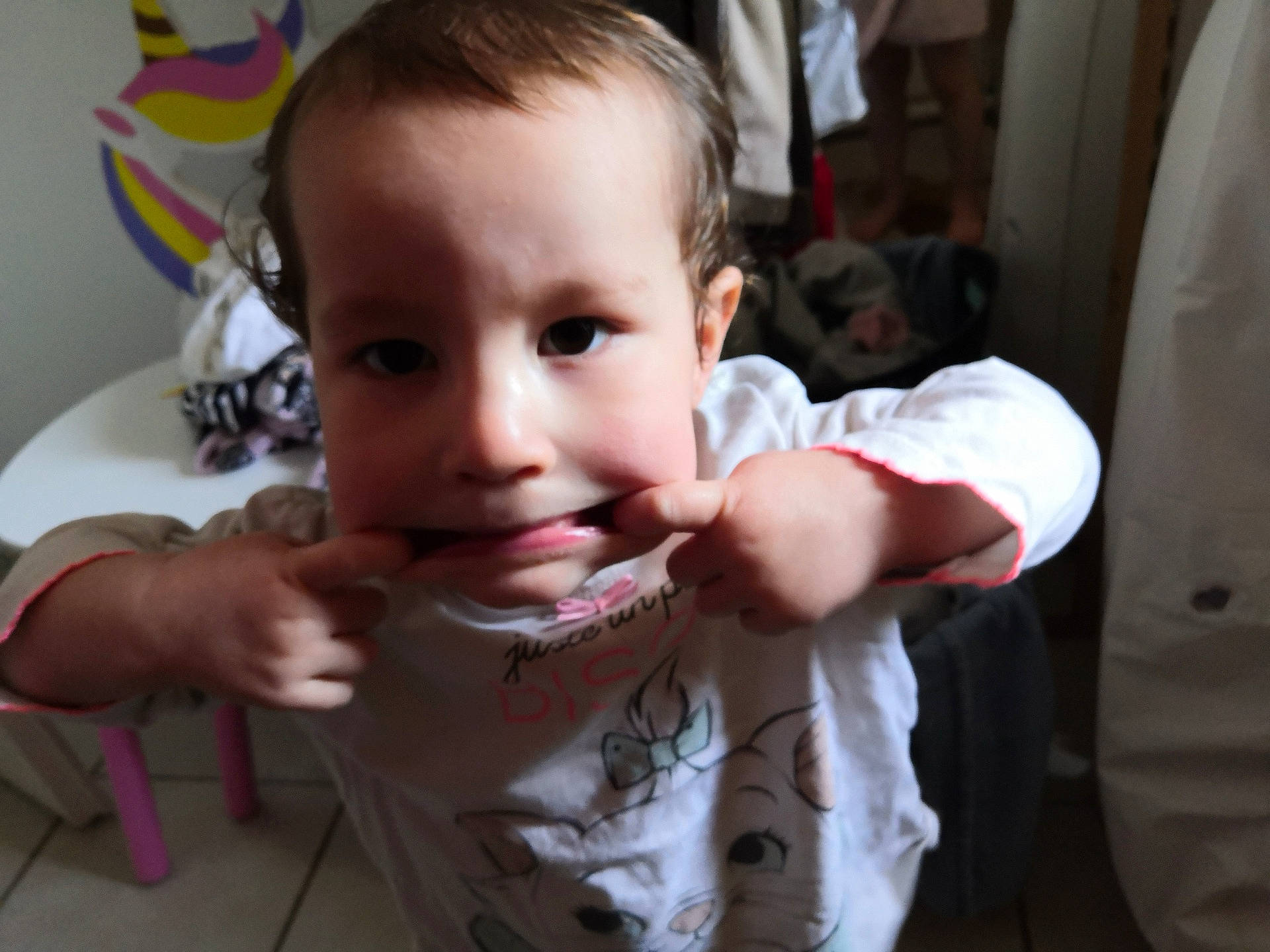 Kyrah a rejoint le concours — aidez-le/la à gagner de superbes lots ! baby, baby_toddler_clothing, cheek, chin, ear, eye, eyebrow, eyelash, facial_expression, finger, gesture, happy, iris, joy, lip, mouth, nose, person, skin, sleeve