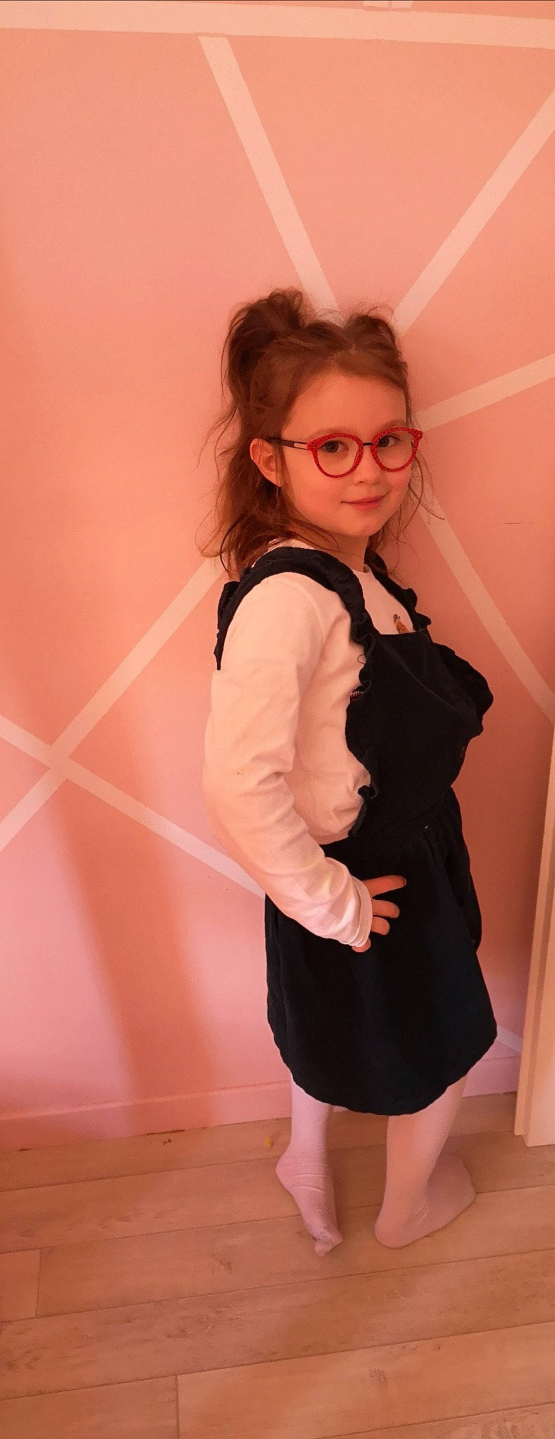 Mélyah a rejoint le concours — aidez-le/la à gagner de superbes lots ! collar, day_dress, flash_photography, glasses, hair, hairstyle, head, joint, knee, leg, lip, neck, outerwear, person, pink, shoulder, skin, sleeve, thigh, vision_care