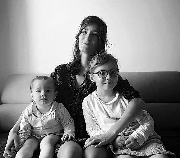 Mélyah participe au concours pour gagner de l'argent avec cette photo : black, black_and_white, child, comfort, couch, eyewear, flash_photography, fun, gesture, happy, interaction, joy, monochrome, monochrome_photography, person, photograph, sitting, smile, style, t_shirt