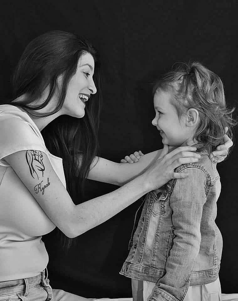 Mélyah a rejoint le concours — aidez-le/la à gagner de superbes lots ! black, black_and_white, eye, face, facial_expression, fashion, flash_photography, fun, gesture, hair, hairstyle, happy, interaction, joint, joy, organ, person, shoulder, skin, smile