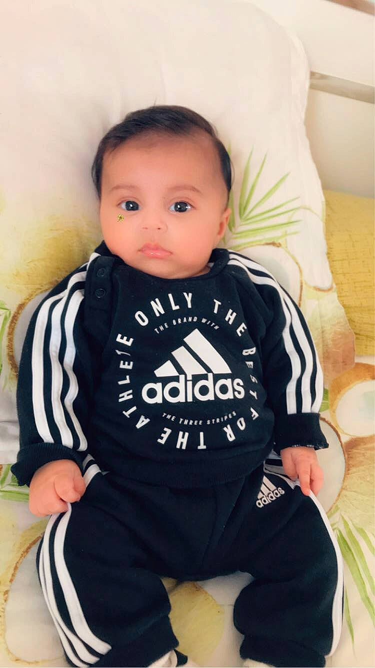 Mani participe au concours pour gagner de l'argent avec cette photo : baby, baby_products, baby_safety, baby_toddler_clothing, cheek, comfort, face, head, iris, jacket, jersey, long_sleeved_t_shirt, neck, outerwear, person, personal_protective_equipment, sleeve, sportswear, t_shirt, thigh