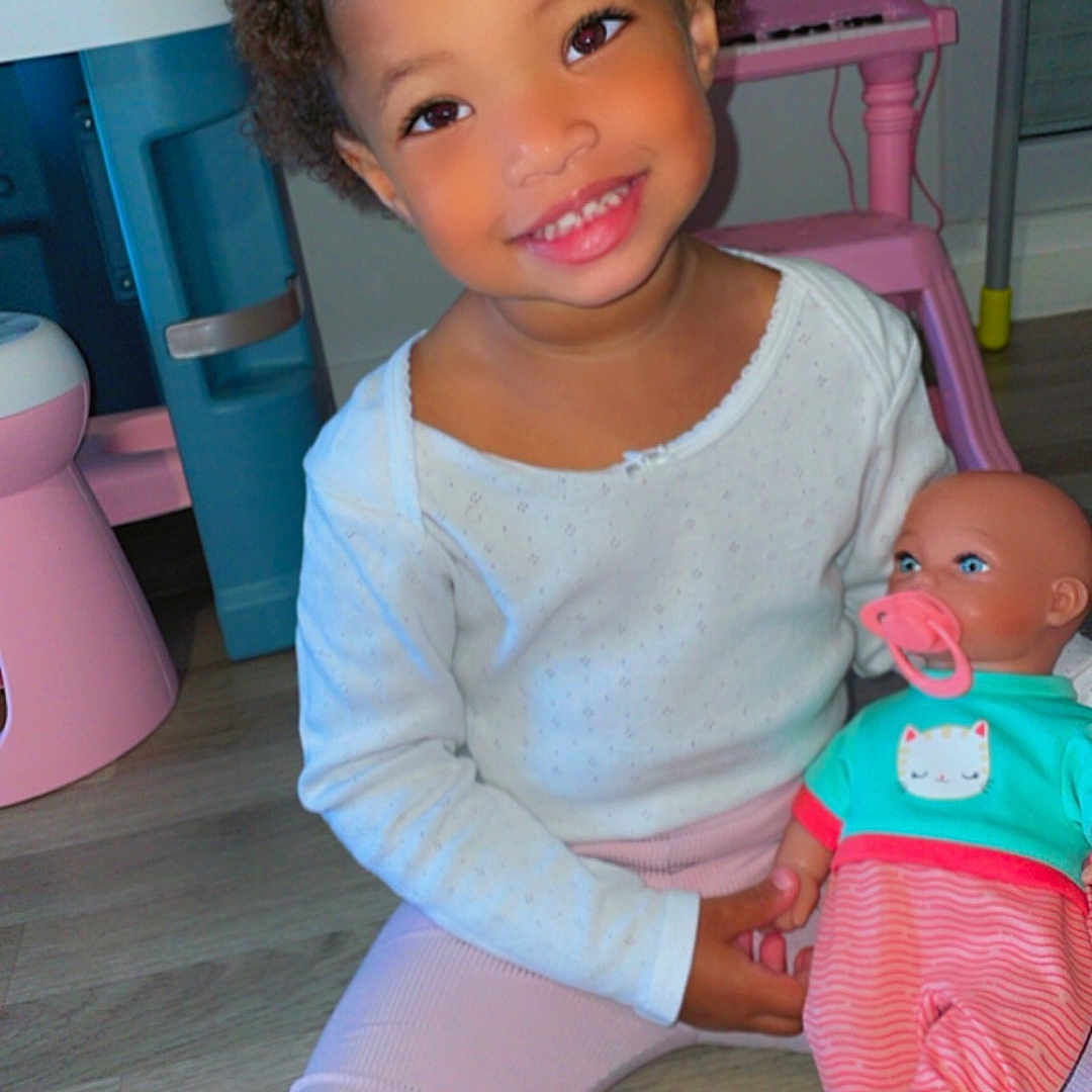 Swaylee participe au concours pour gagner de l'argent avec cette photo : baby, chair, child, clothing, couch, cushion, doll, face, female, furniture, girl, head, indoors, pants, person, photography, portrait, sitting, t_shirt, toy