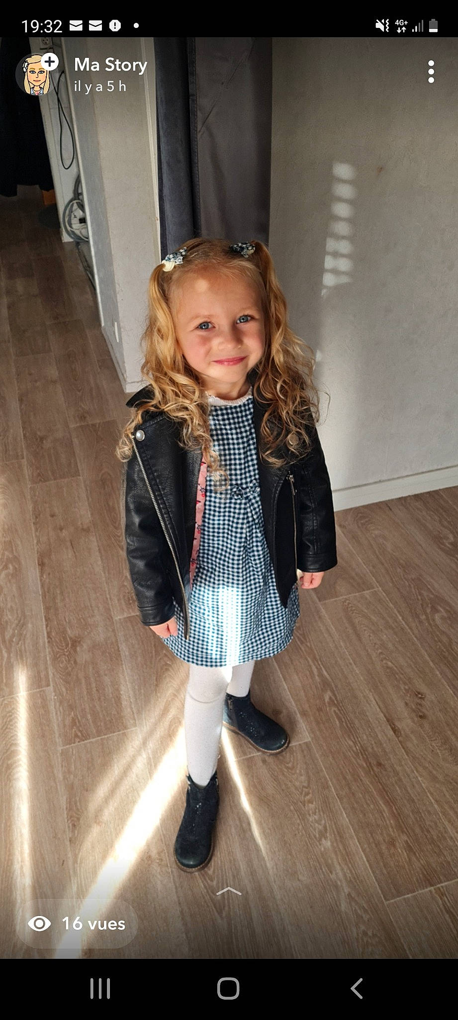 Kélya a rejoint le concours — aidez-le/la à gagner de superbes lots ! baby_toddler_clothing, face, facial_expression, fashion_design, flooring, formal_wear, hair, joy, knee, long_hair, person, plaid, skin, sleeve, smile, sock, sportswear, tartan, thigh, toddler
