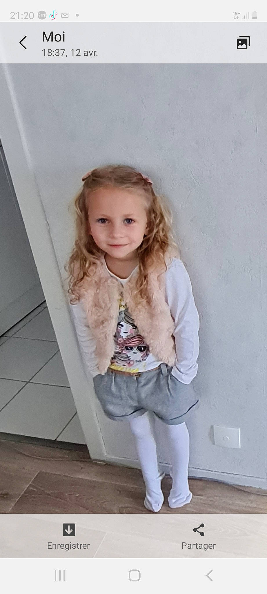Kélya participe au concours pour gagner de l'argent avec cette photo : baby_toddler_clothing, beauty, blond, boot, child, face, fashion_design, flash_photography, fun, hair, happy, human_leg, joy, knee, person, sleeve, smile, sock, thigh, toddler