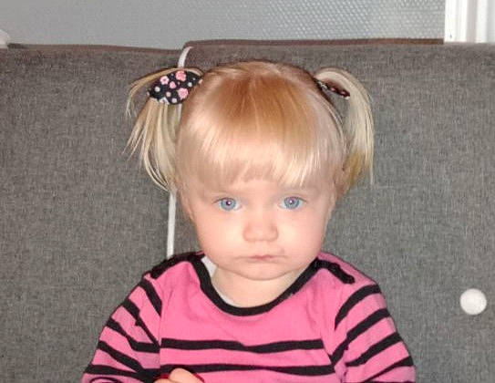 Illyanna a rejoint le concours — aidez-le/la à gagner de superbes lots ! baby, baby_toddler_clothing, bangs, blond, cheek, child, clothing, ear, eye, eyelash, face, fashion_accessory, fun, hair, head, headpiece, iris, mammal, person, sleeve