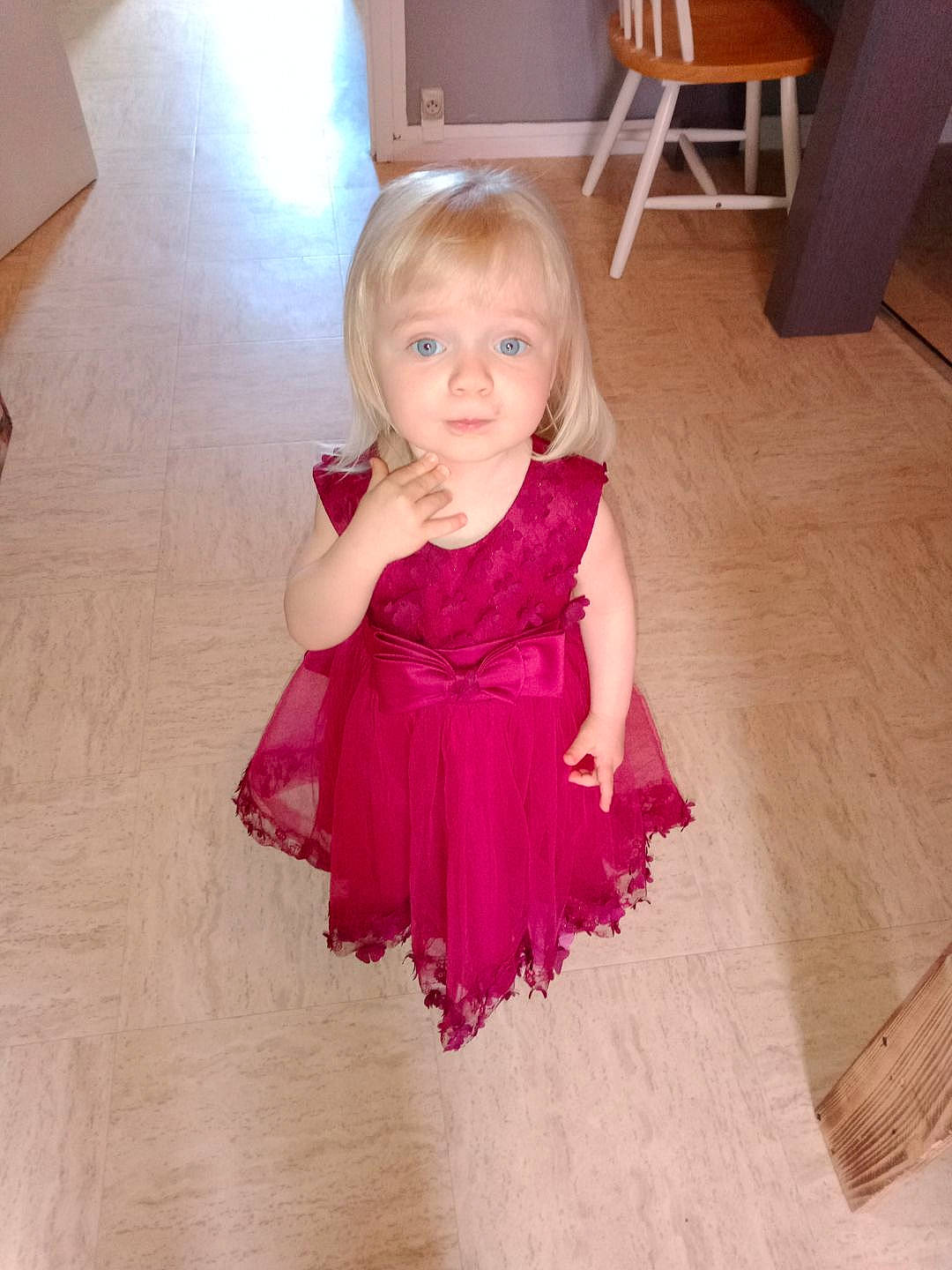 Illyanna a rejoint le concours — aidez-le/la à gagner de superbes lots ! arm, baby_toddler_clothing, dress, face, floor, flooring, hair, head, iris, joint, leg, one_piece_garment, person, pink, purple, skin, sleeve, toddler, waist, wood