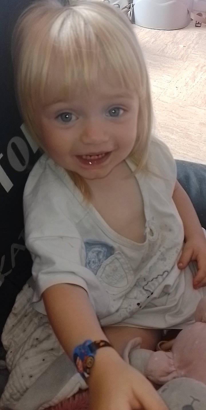 Illyanna a rejoint le concours — aidez-le/la à gagner de superbes lots ! arm, baby_toddler_clothing, cheek, comfort, eye, eyelash, finger, floor, happy, iris, joy, lip, muscle, neck, nose, person, skin, sleeve, smile, t_shirt