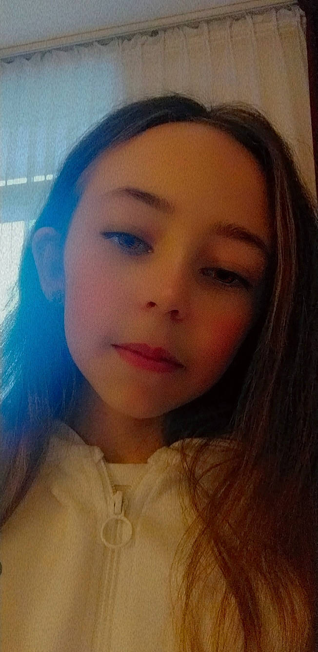 Lubiana a rejoint le concours — aidez-le/la à gagner de superbes lots ! black_hair, cheek, chin, ear, eyebrow, eyelash, flash_photography, forehead, happy, iris, jaw, layered_hair, lip, long_hair, mouth, neck, nose, person, selfie, skin