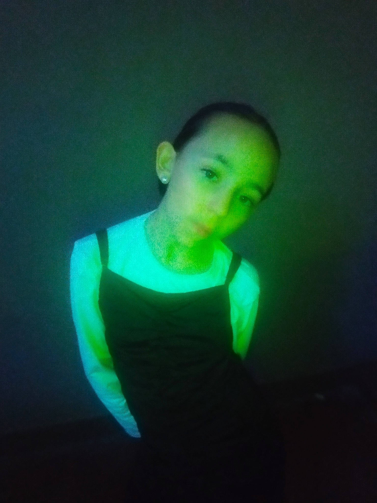 Lubiana a rejoint le concours — aidez-le/la à gagner de superbes lots ! art, backlighting, darkness, elbow, electric_blue, entertainment, event, flash_photography, lens_flare, magenta, neck, performing_arts, person, personal_protective_equipment, room, shadow, sleeve, sportswear, t_shirt, visual_arts