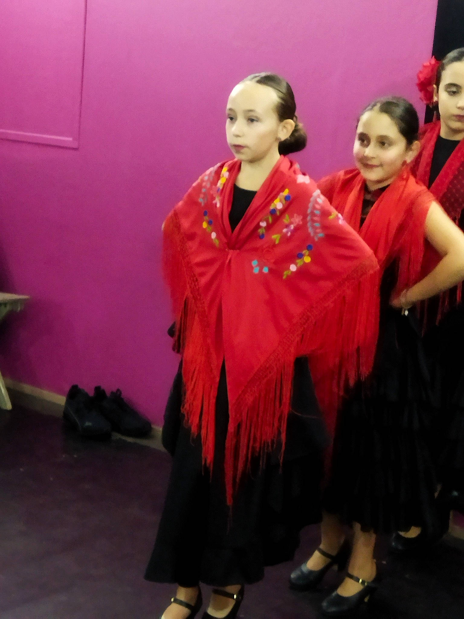 Lubiana participe au concours pour gagner de l'argent avec cette photo : belt, costume, costume_design, electric_blue, entertainment, event, face, fashion_design, formal_wear, fun, head, joy, magenta, performing_arts, person, sleeve, team, tie, tradition, uniform