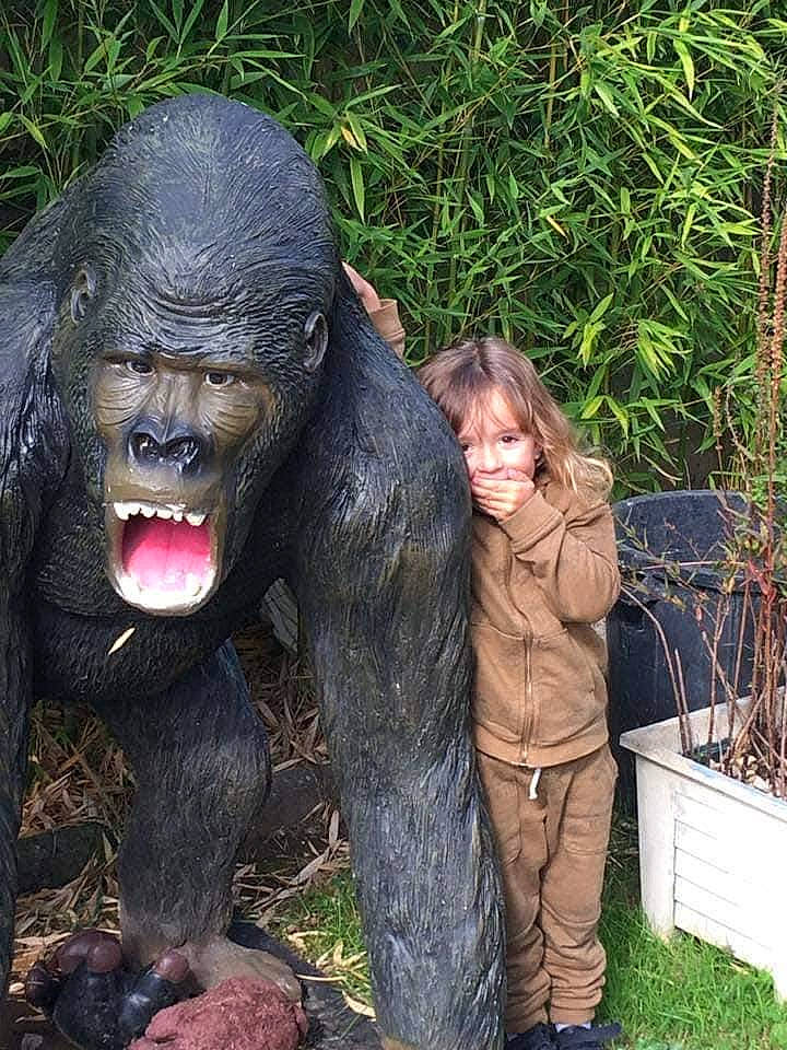 Clemence participe au concours pour gagner de l'argent avec cette photo : art, fictional_character, flesh, fun, fur, garden, grass, joy, lawn_ornament, leisure, monument, nonbuilding_structure, person, plant, primate, sculpture, sitting, snout, soil, statue