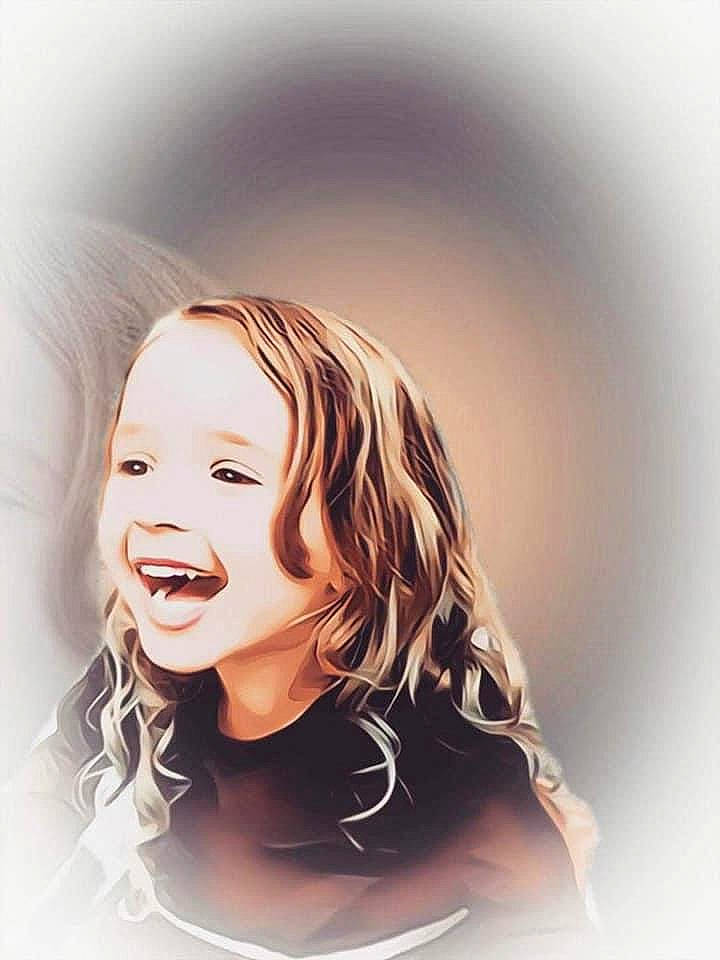 Clemence a rejoint le concours — aidez-le/la à gagner de superbes lots ! arm, blond, brown_hair, cheek, child, eyelash, fashion_model, flash_photography, fun, gesture, happy, human_leg, laugh, lip, long_hair, person, portrait_photography, shoulder, sitting, smile