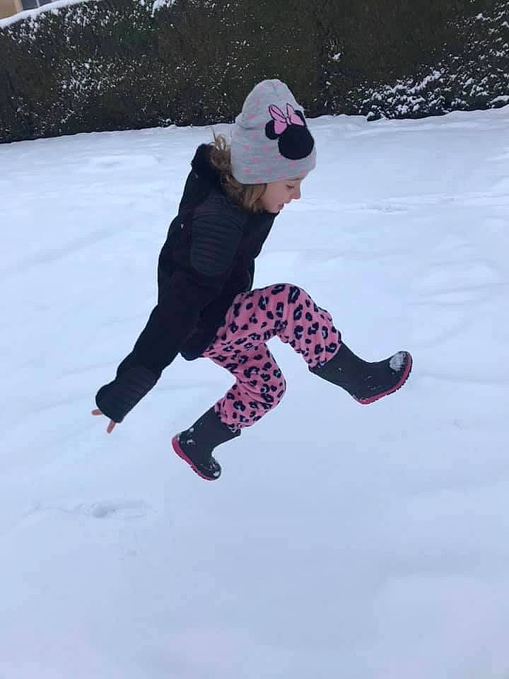 Clemence participe au concours pour gagner de l'argent avec cette photo : active_pants, boot, cap, carmine, electric_blue, freezing, fun, happy, hat, headwear, jacket, leisure, magenta, pattern, person, recreation, slope, snow, sports, sunglasses