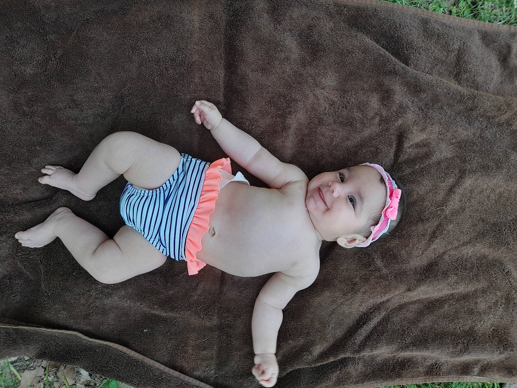 Ilona a rejoint le concours — aidez-le/la à gagner de superbes lots ! baby, baby_products, baby_toddler_clothing, chest, child, comfort, finger, foot, fun, grass, human_body, human_leg, knee, pattern, person, skin, textile, thigh, toddler, trunk