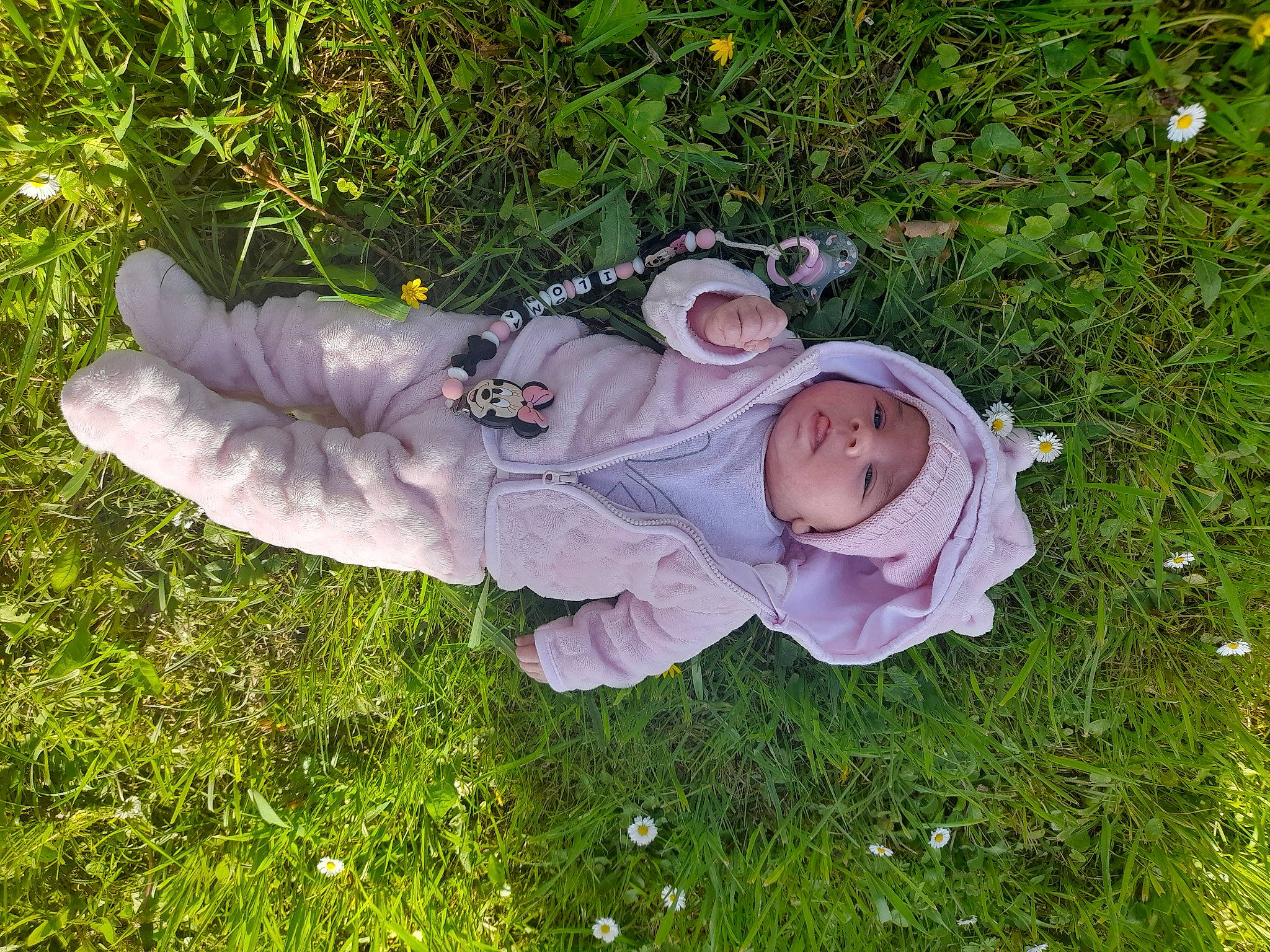 Ilona a rejoint le concours — aidez-le/la à gagner de superbes lots ! baby, baby_toddler_clothing, child, grass, grass_family, grassland, groundcover, happy, hat, headwear, lawn, people_in_nature, person, plant, toddler