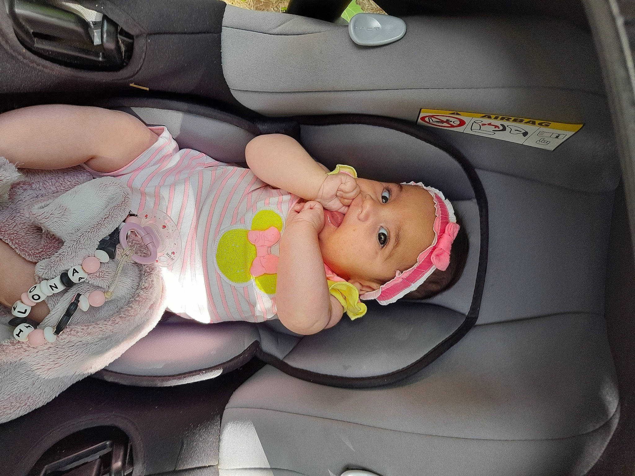 Ilona a rejoint le concours — aidez-le/la à gagner de superbes lots ! auto_part, automotive_design, baby, baby_carriage, baby_products, baby_toddler_clothing, car, car_seat, car_seat_cover, child, comfort, family_car, headwear, luxury_vehicle, motor_vehicle, person, personal_luxury_car, toddler, trunk, vehicle