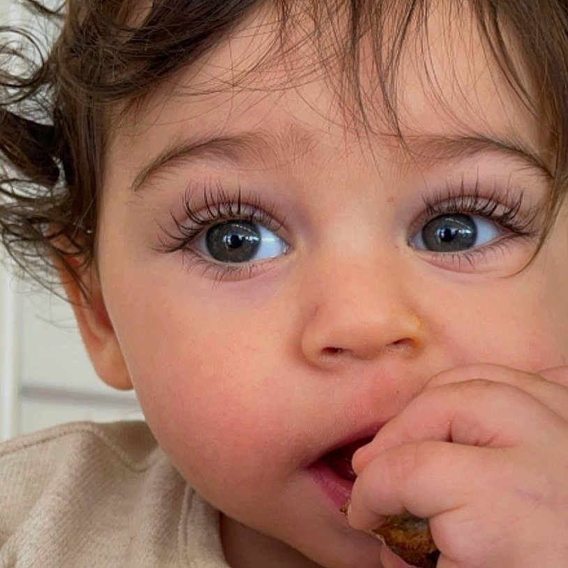 Nayden a rejoint le concours — aidez-le/la à gagner de superbes lots ! bread, child, closeup, clothing, curly_hair, cute, expression, eyes, face, food, hair, hand, indoor, long_eyelashes, mouth, person, skin, sweater, toddler, young_child