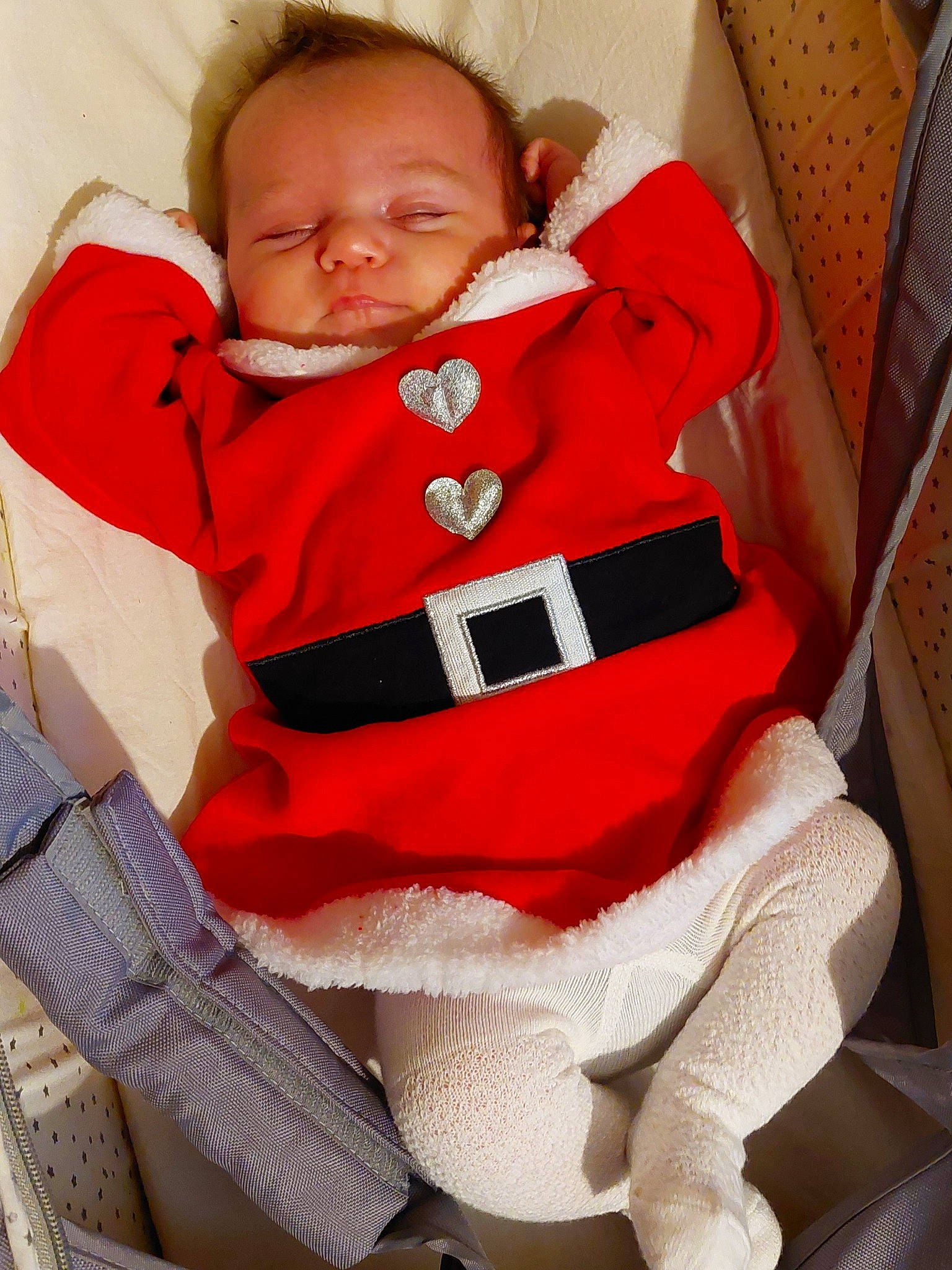 Naé a rejoint le concours — aidez-le/la à gagner de superbes lots ! baby, baby_products, baby_sleeping, baby_toddler_clothing, carmine, chair, cheek, child, comfort, human_leg, knee, lap, linens, neck, person, personal_protective_equipment, sitting, sleeve, sock, thigh