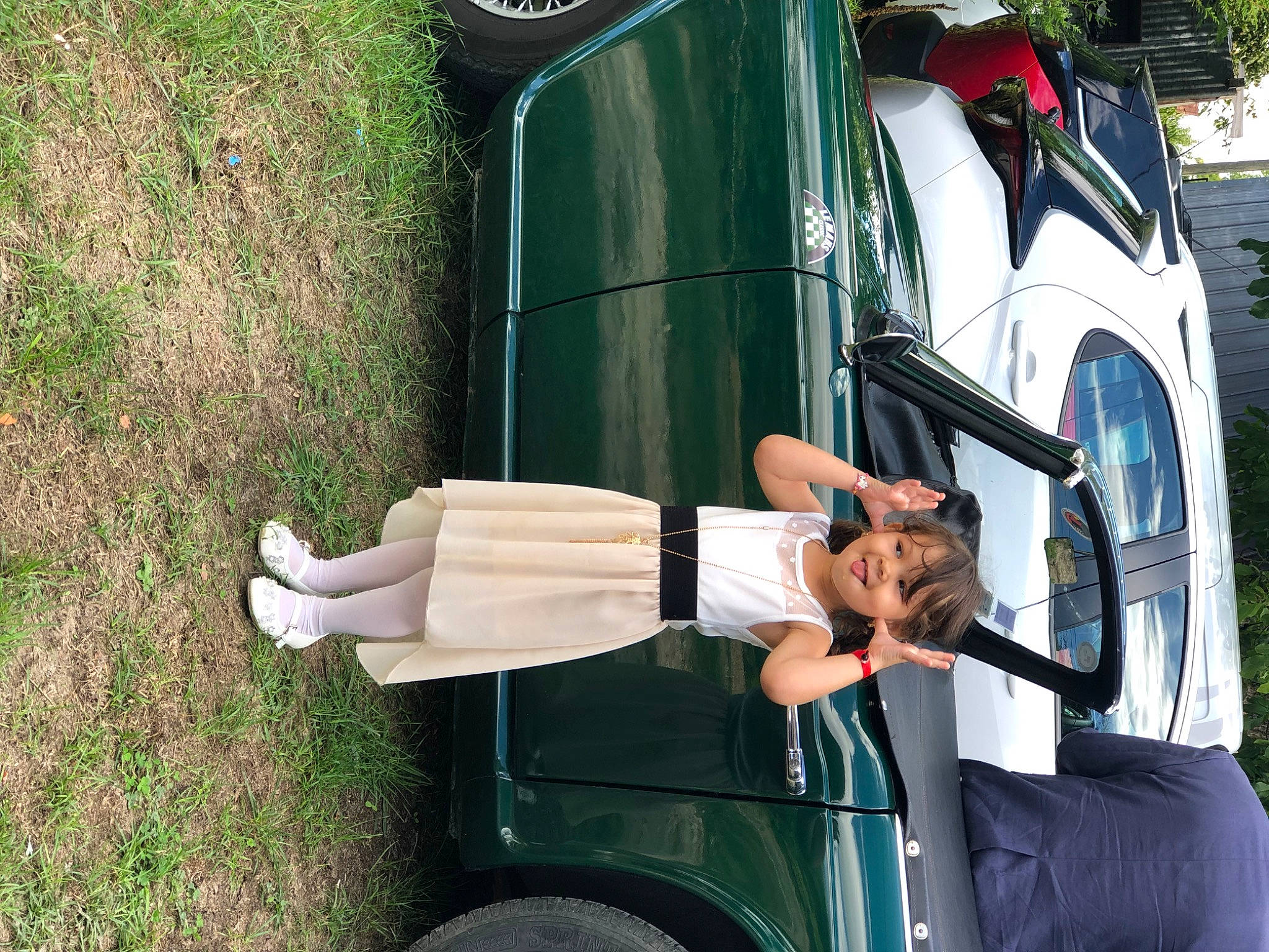 Betsy a rejoint le concours — aidez-le/la à gagner de superbes lots ! auto_part, automotive_design, automotive_exterior, automotive_lighting, automotive_wheel_system, bumper, car, classic, classic_car, family_car, fender, hood, luxury_vehicle, motor_vehicle, person, personal_luxury_car, smile, tire, vehicle, vehicle_door