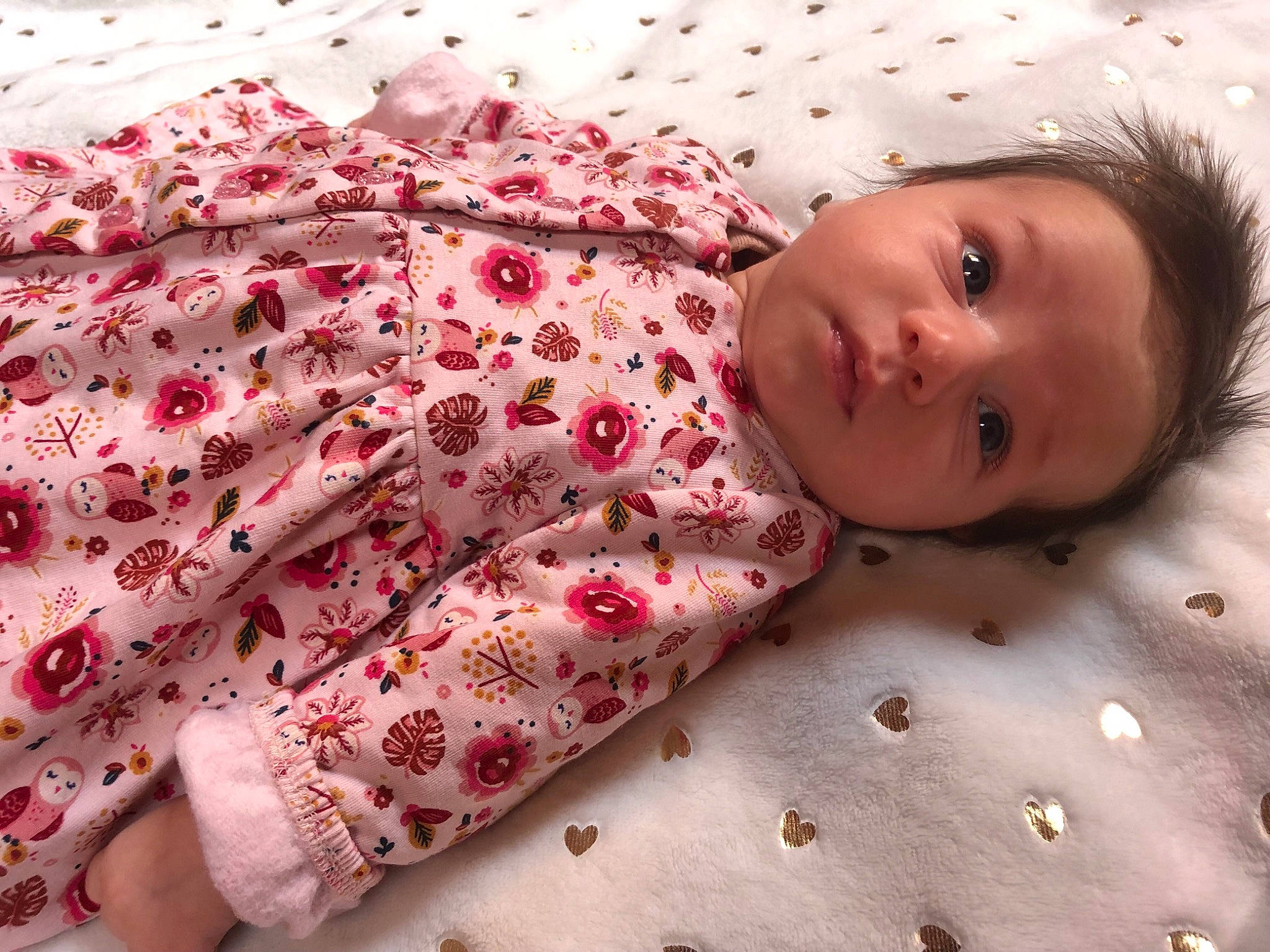 Aria participe au concours pour gagner de l'argent avec cette photo : baby, baby_toddler_clothing, bed_sheet, bedding, bedtime, blanket, carmine, child, comfort, linens, magenta, nightwear, pattern, person, pink, skin, sleep, sleeve, textile, toddler