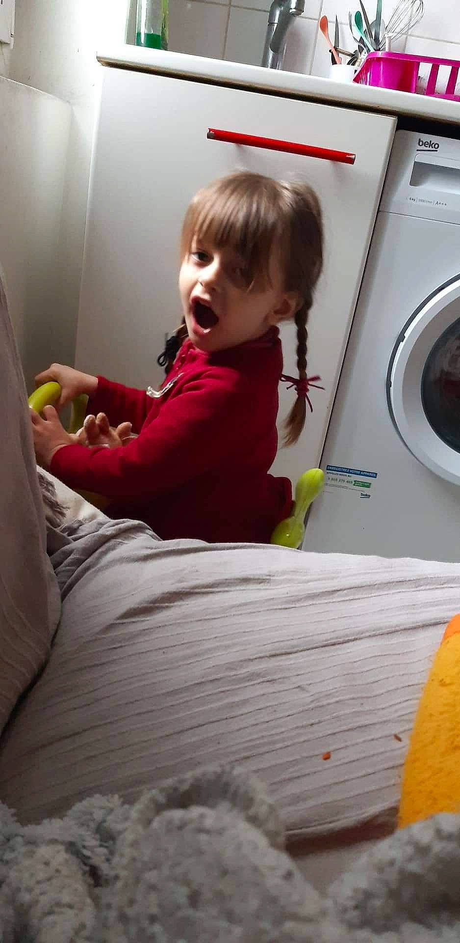 Nolwenn a rejoint le concours — aidez-le/la à gagner de superbes lots ! baby_toddler_clothing, bangs, bedding, bedroom, blond, child, clothes_dryer, comfort, home_appliance, laundry, laundry_room, linens, machine, major_appliance, mouth, nose, person, room, snapshot, toddler