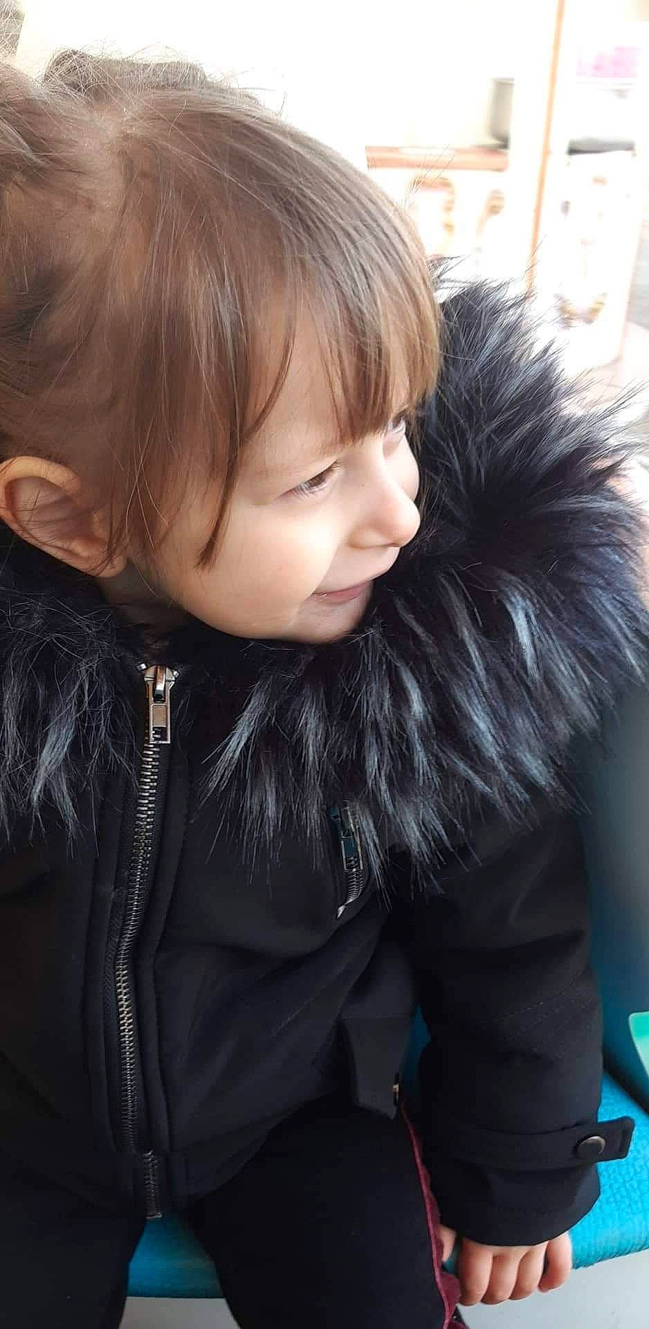 Nolwenn a rejoint le concours — aidez-le/la à gagner de superbes lots ! bangs, black_hair, blond, brown_hair, child_model, fur, fur_clothing, hairstyle, jacket, leather, lip, long_hair, natural_material, outerwear, parka, person, portrait_photography, step_cutting, street_fashion, top
