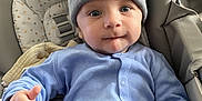 Elio a rejoint le concours — aidez-le/la à gagner de superbes lots ! baby, child, hat, pom_poms, blue_clothing, car_seat, seatbelt, infant, cute, portrait, indoor, knit_hat, onesie, baby_gesture, young_child, face, eyes, hands, comfort, sitting
