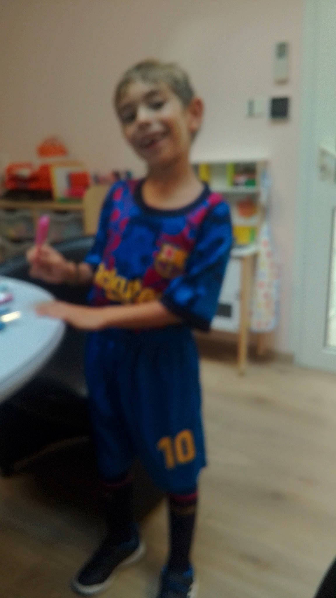 Antonin a rejoint le concours — aidez-le/la à gagner de superbes lots ! child, door, electric_blue, flooring, fun, kindergarten, leisure, person, play, recreation, room, sandal, sitting, sleeve, smile, standing, t_shirt, table, toddler, visual_arts