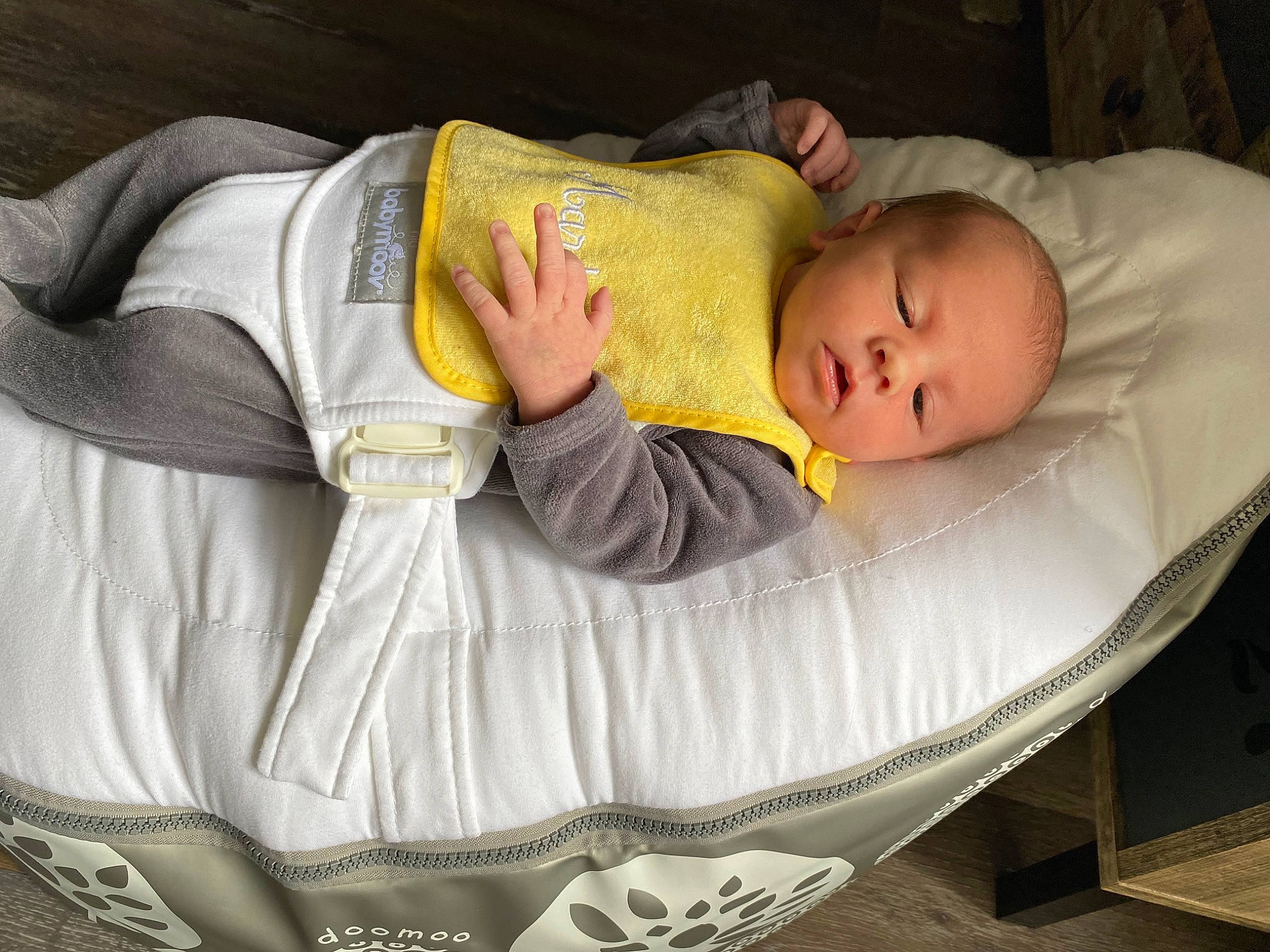 Maxence a rejoint le concours — aidez-le/la à gagner de superbes lots ! baby, baby_carriage, baby_products, baby_safety, baby_sleeping, baby_toddler_clothing, bedtime, child, comfort, grass, infant_bed, linens, nap, person, product, room, sitting, sleeve, textile, toddler