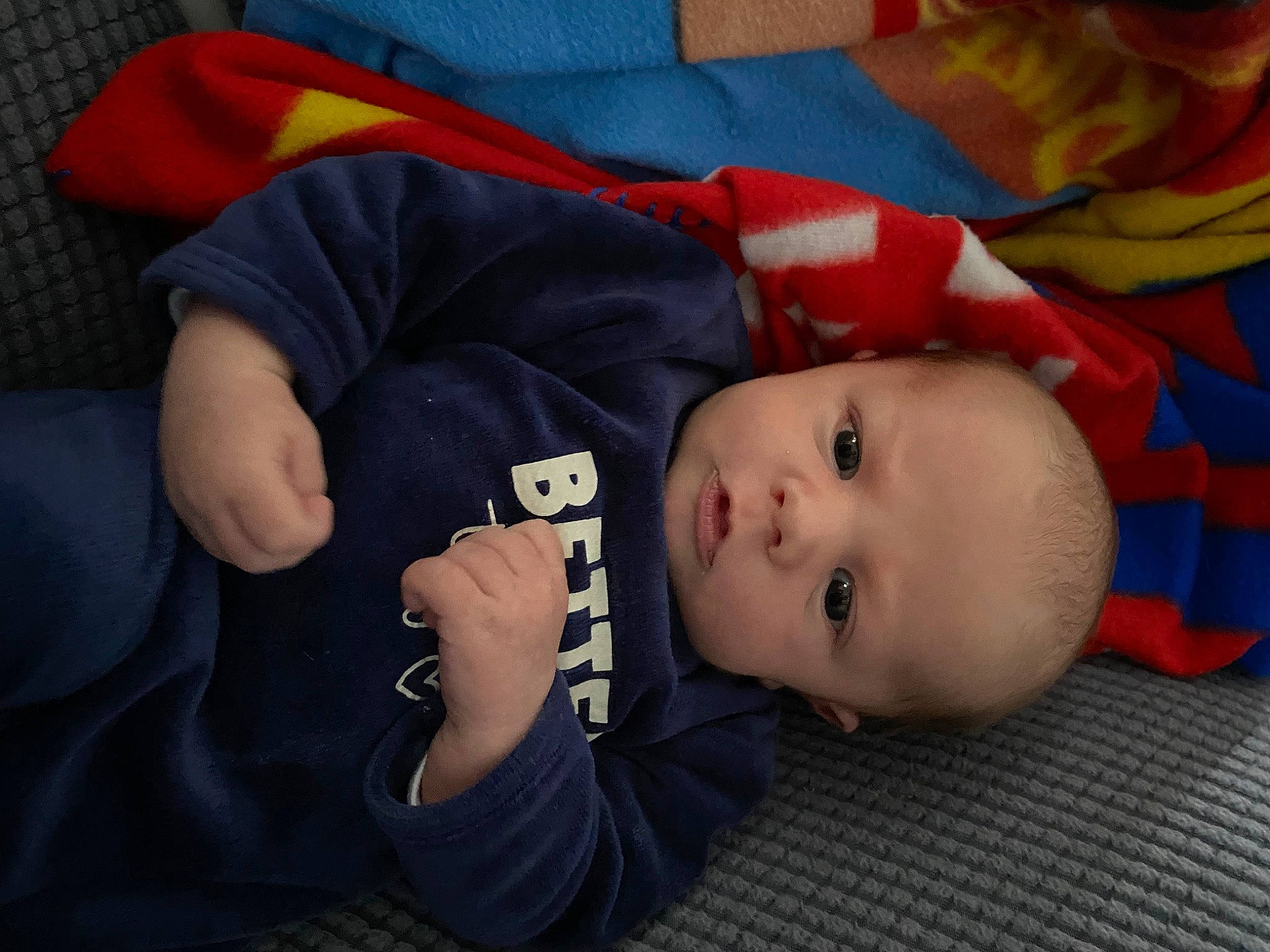 Maxence a rejoint le concours — aidez-le/la à gagner de superbes lots ! baby, baby_products, baby_toddler_clothing, cheek, child, comfort, nose, pattern, person, plant, sitting, sleeve, toddler, tree, wood