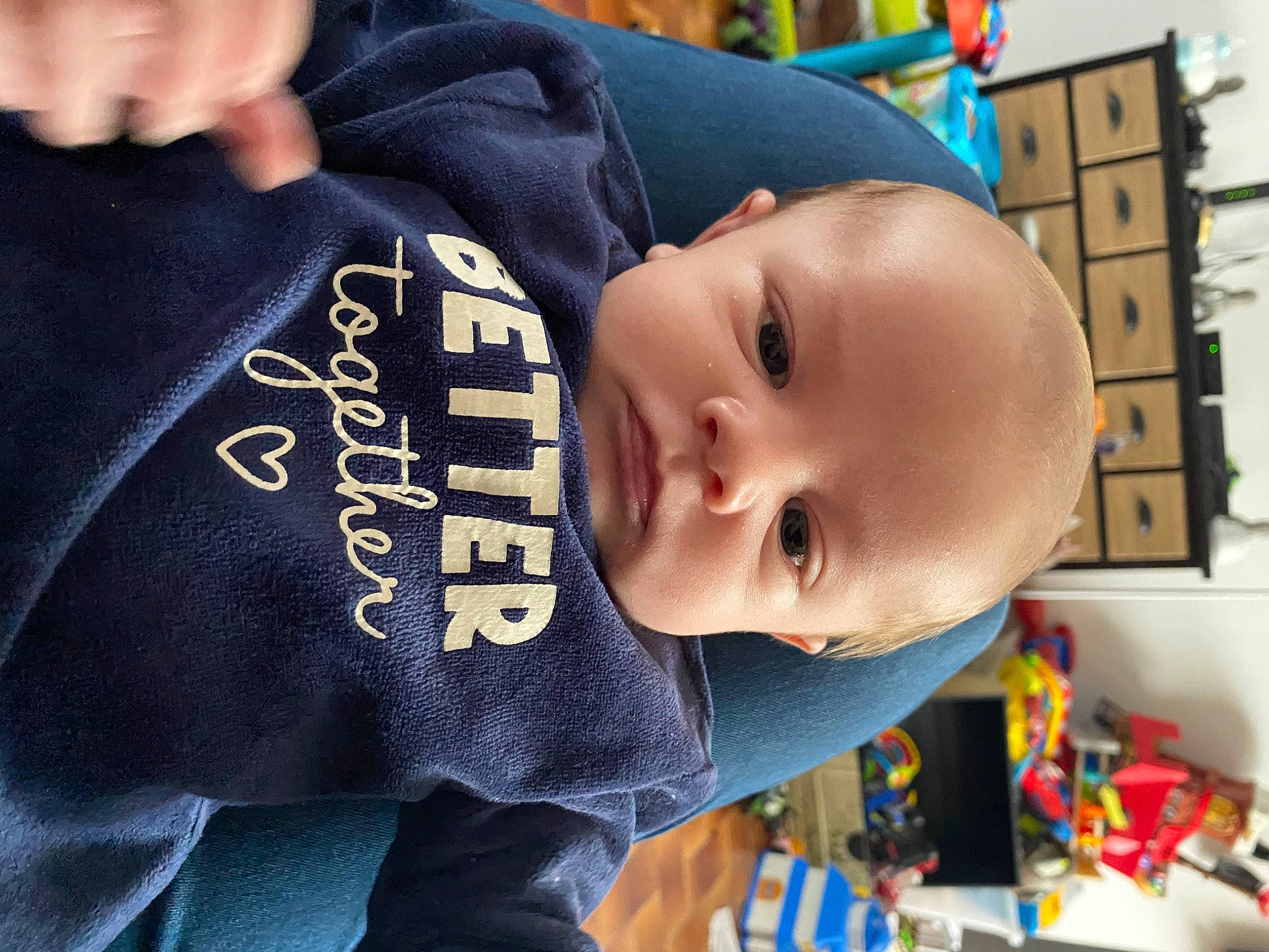 Maxence a rejoint le concours — aidez-le/la à gagner de superbes lots ! baby, baby_products, baby_safety, baby_toddler_clothing, cheek, child, electric_blue, face, facial_expression, happy, hat, head, person, shelf, skin, sleeve, smile, thumb, toddler, wrist