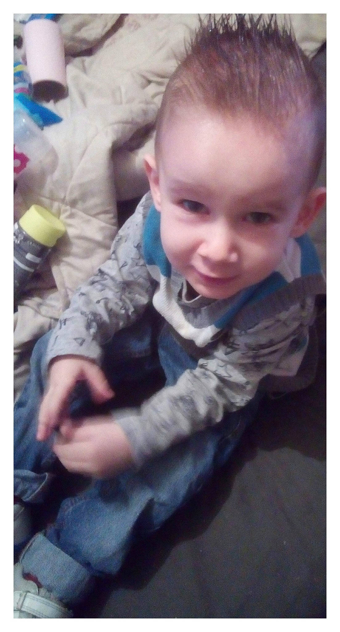 Tim participe au concours pour gagner de l'argent avec cette photo : baby, beauty, cheek, child, cool, ear, eye, eyebrow, face, forehead, hair, hairstyle, head, joy, nose, person, play, sitting, skin, smile