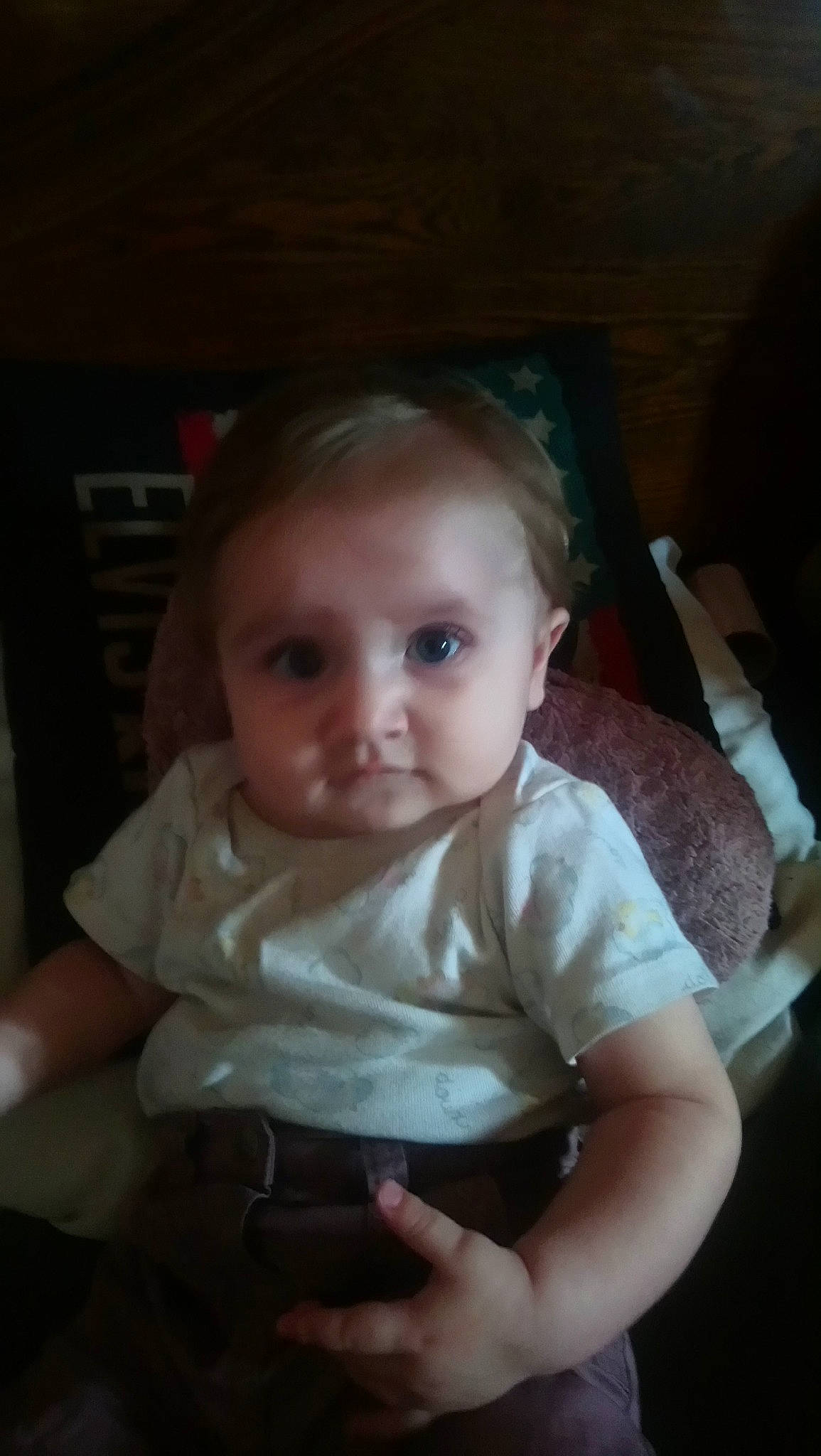 Lola participe au concours pour gagner de l'argent avec cette photo : baby, cheek, child, chin, ear, electronic_device, eye, face, fun, hand, head, iris, lip, mouth, nose, person, sitting, skin, smile, toddler