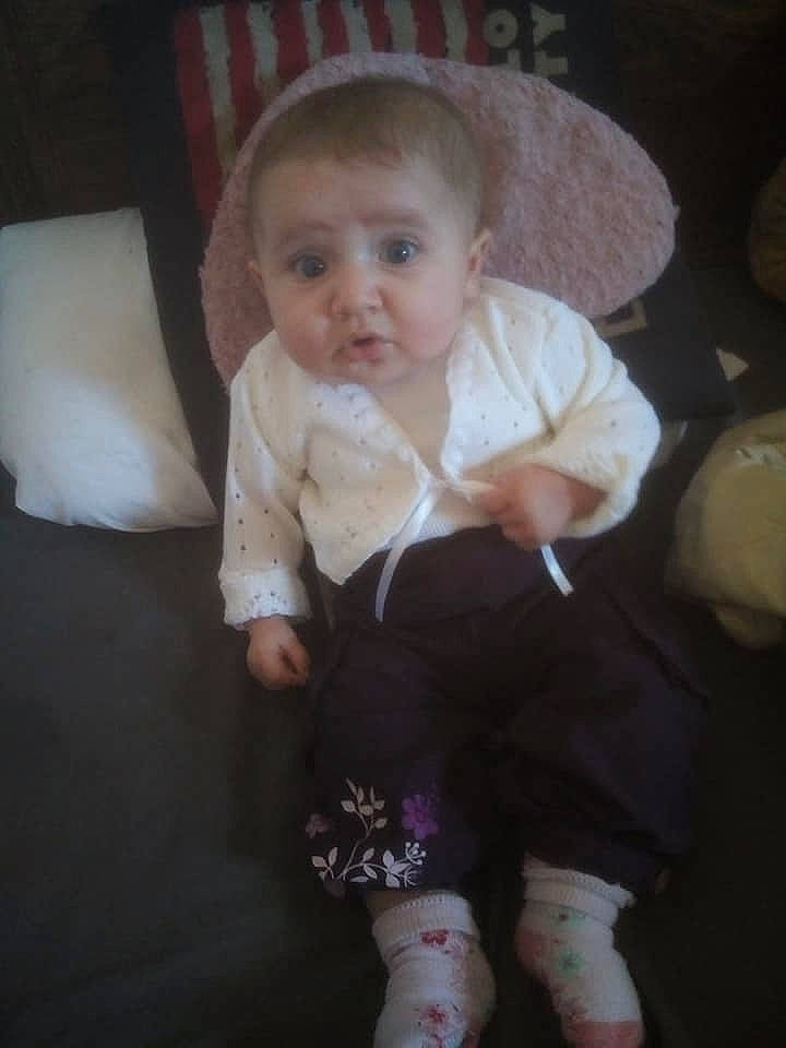 Lola participe au concours pour gagner de l'argent avec cette photo : baby, cheek, child, dress, eye, face, fun, head, iris, leg, people, person, pink, sitting, skin, smile, standing, toddler