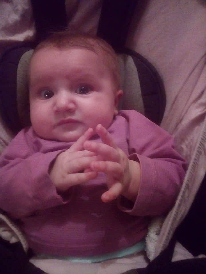 Lola a rejoint le concours — aidez-le/la à gagner de superbes lots ! baby, cheek, child, chin, eye, face, finger, fun, gesture, hand, head, iris, lip, mouth, nose, person, sitting, skin, smile, thumb